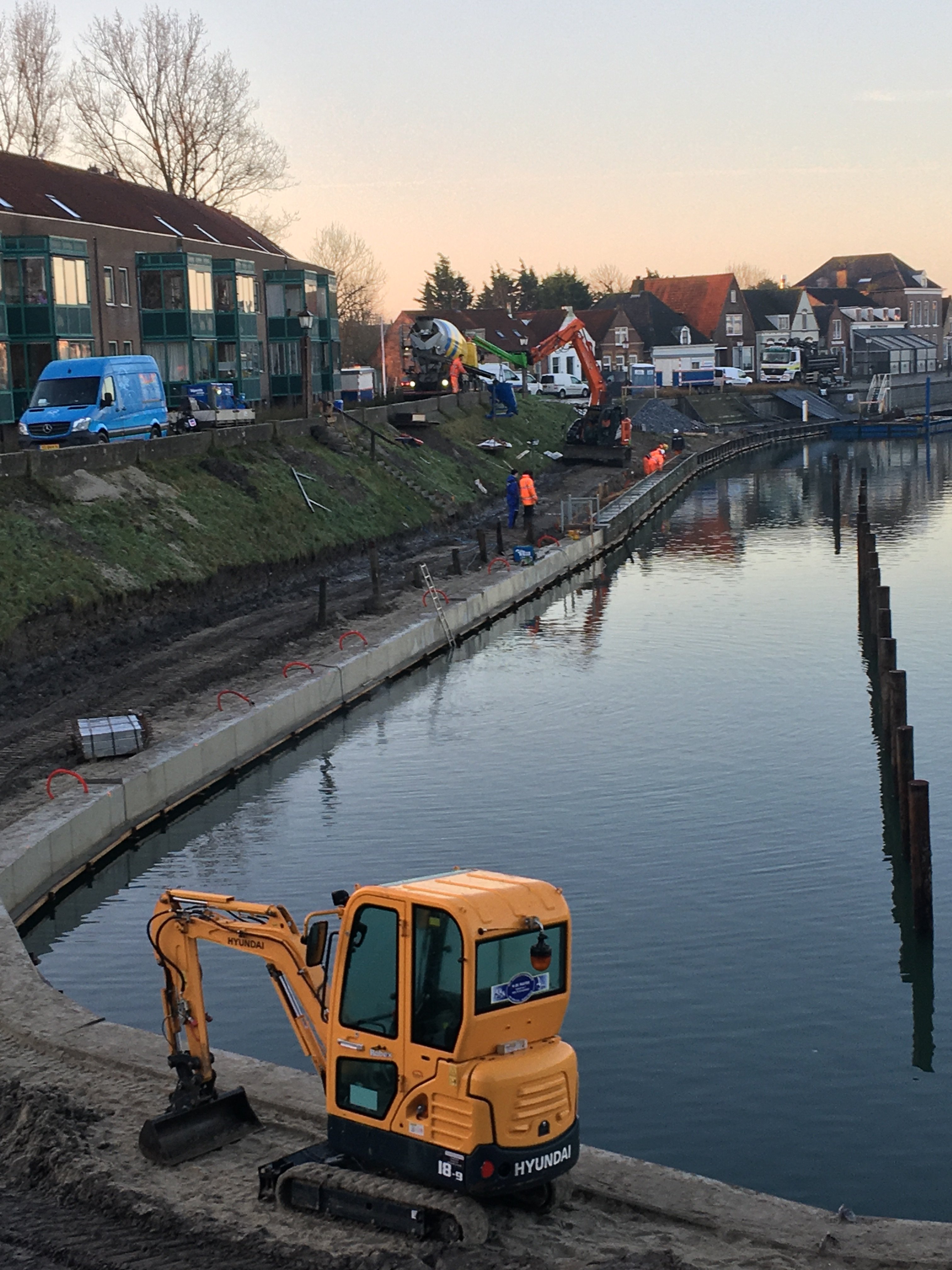 Betonstort en aanbrengen anoden kade P