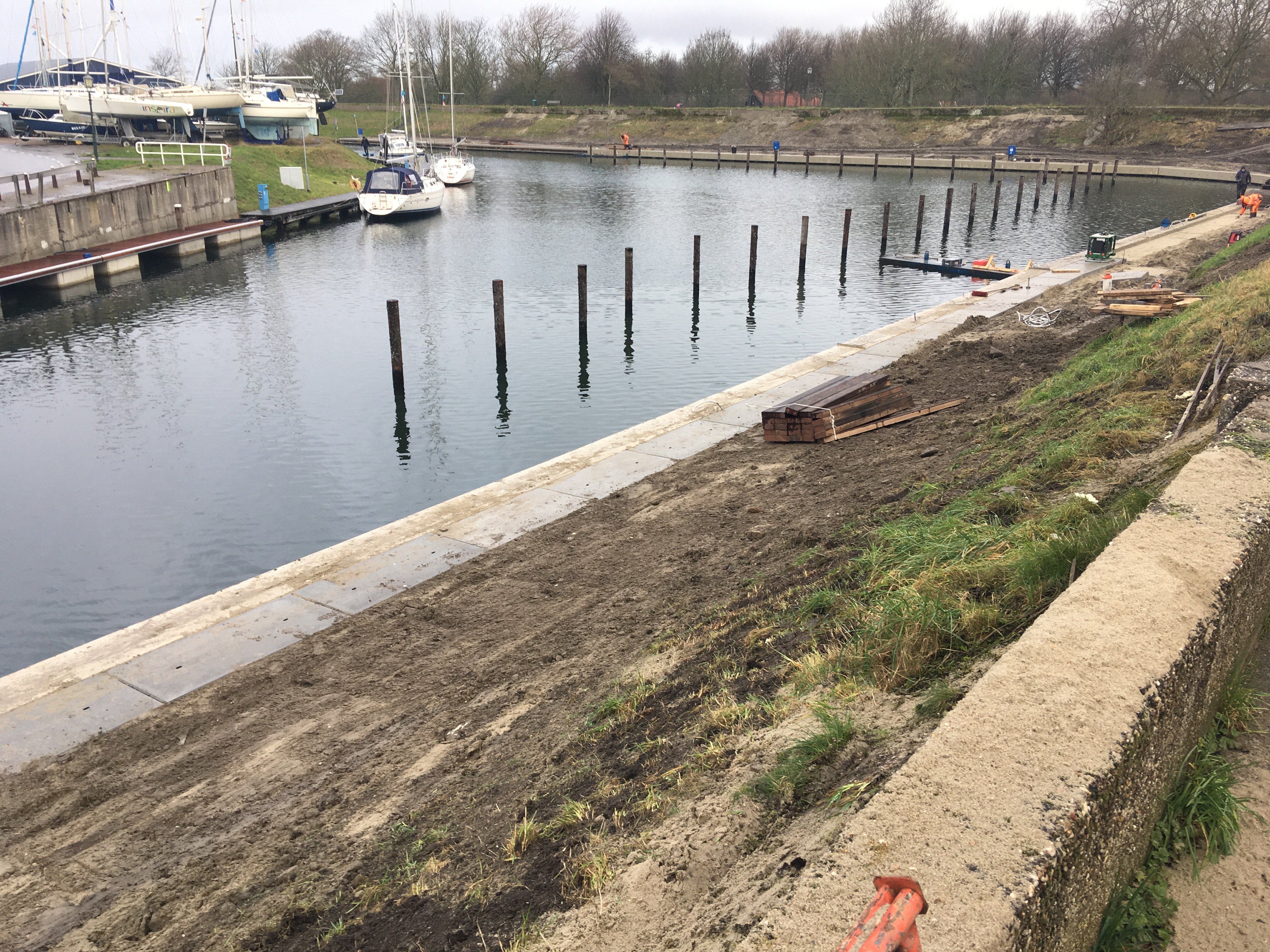 Betonplaten verharding langs kade P