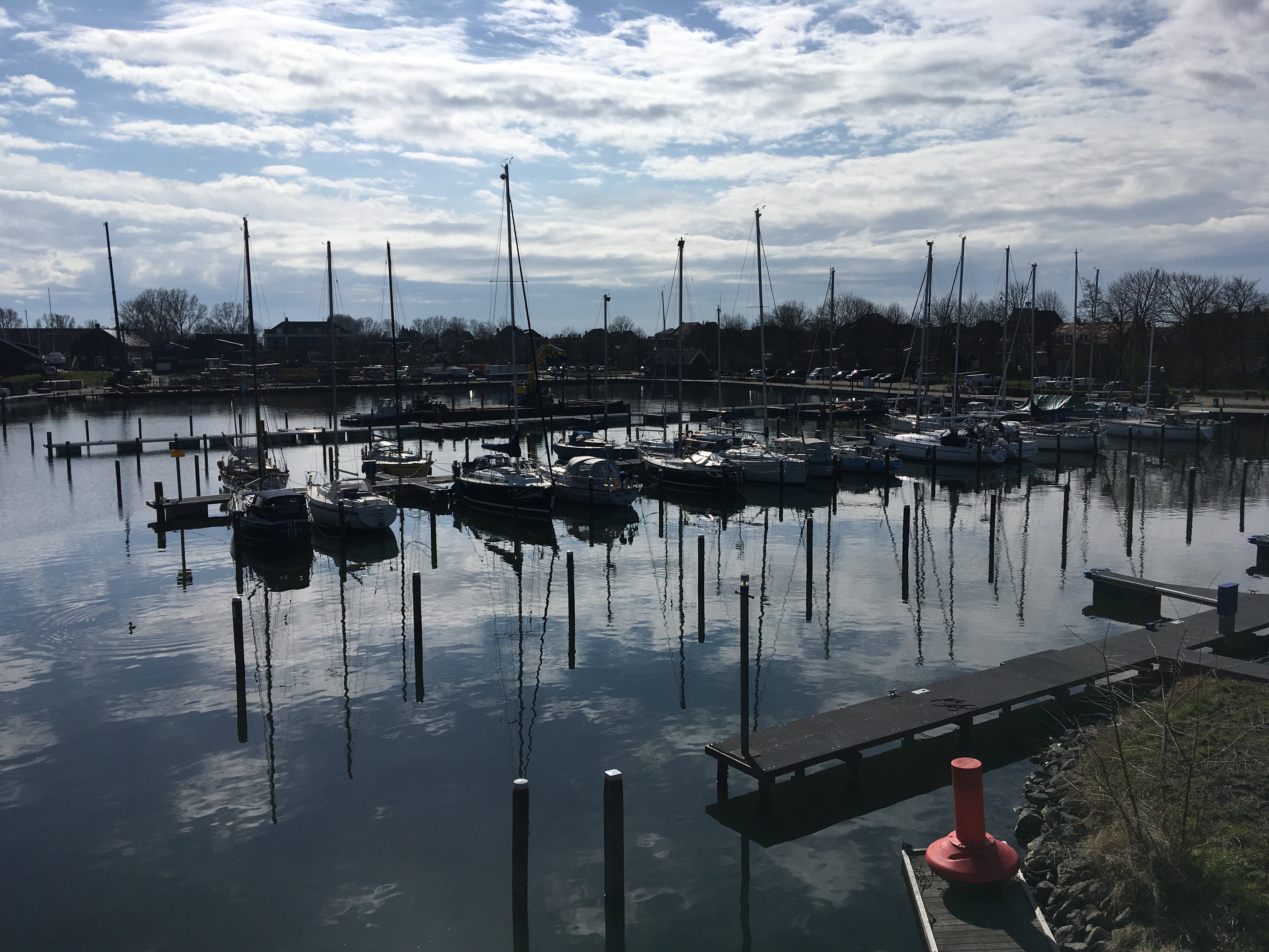 Nieuwe Jachthaven gezien vanaf het havenkantoor