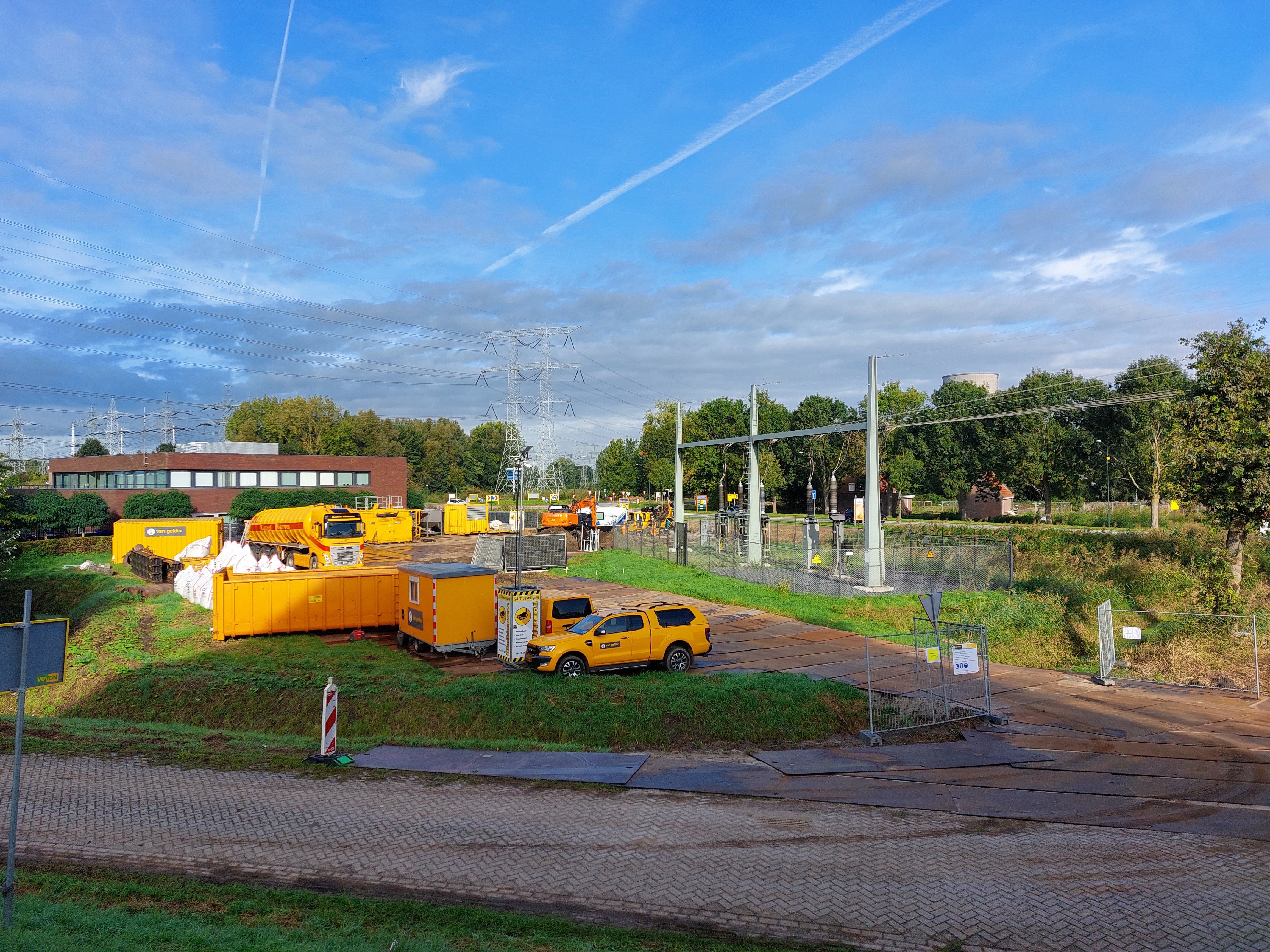 De 45-tons boormachine aan het werk bij de Amerweg en Centraleweg