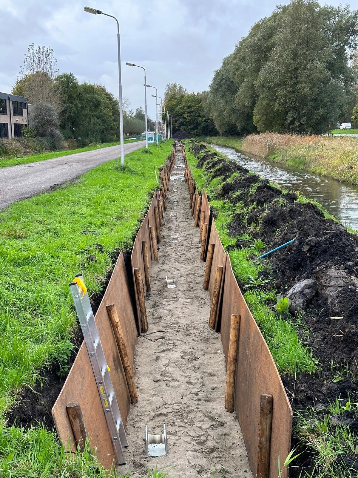 Gegraven sleuf Landbouwpad met mosterdpotten