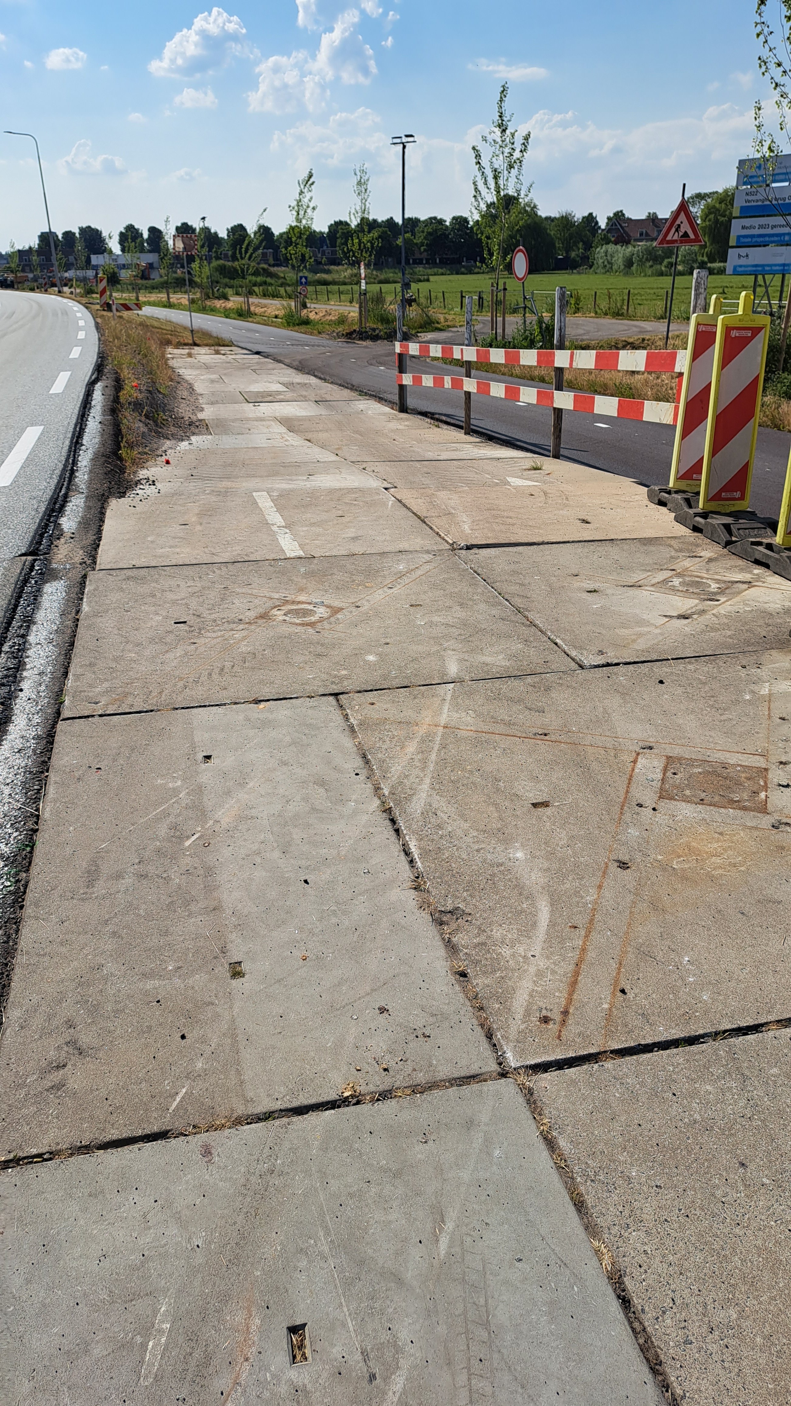 Foto 1: De oude bouwafrit vanaf de Burgemeester Stramanweg.