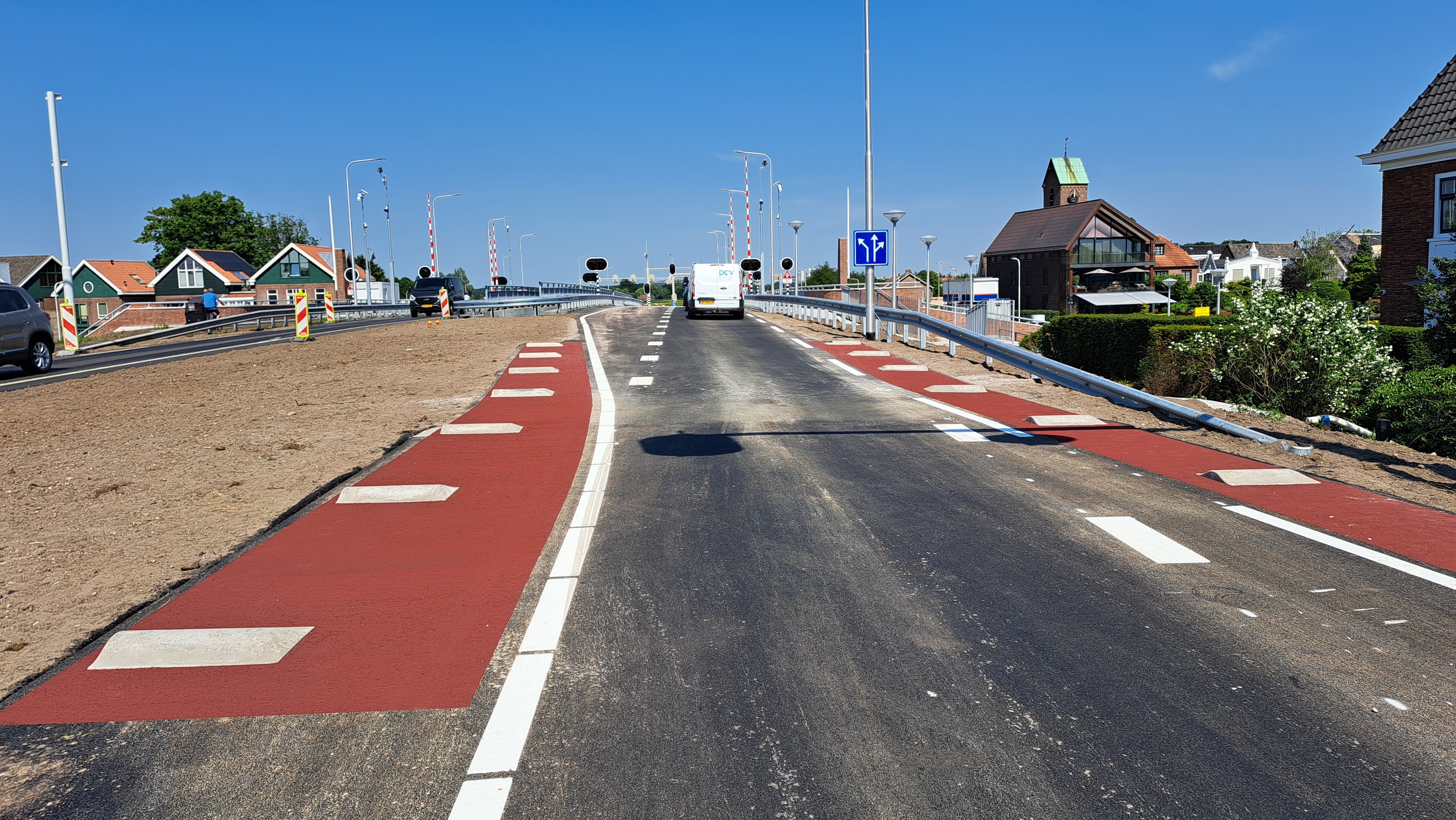 Foto 3: De rammelstrook elementen zijn aangebracht op de Oranjebaan vlak voor de brug.