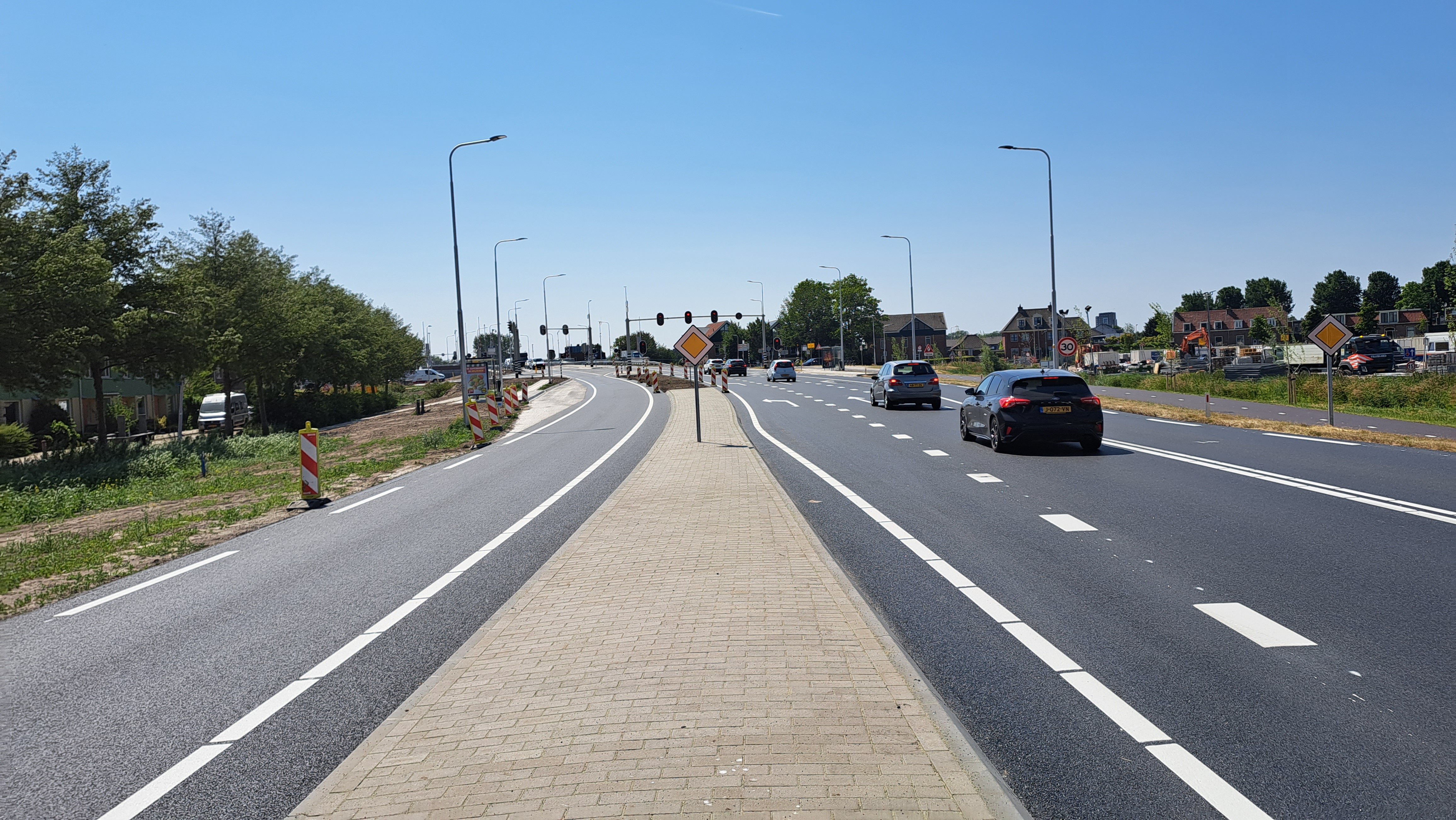 Foto 4: Burg. Stramanweg gezien naar de brug.