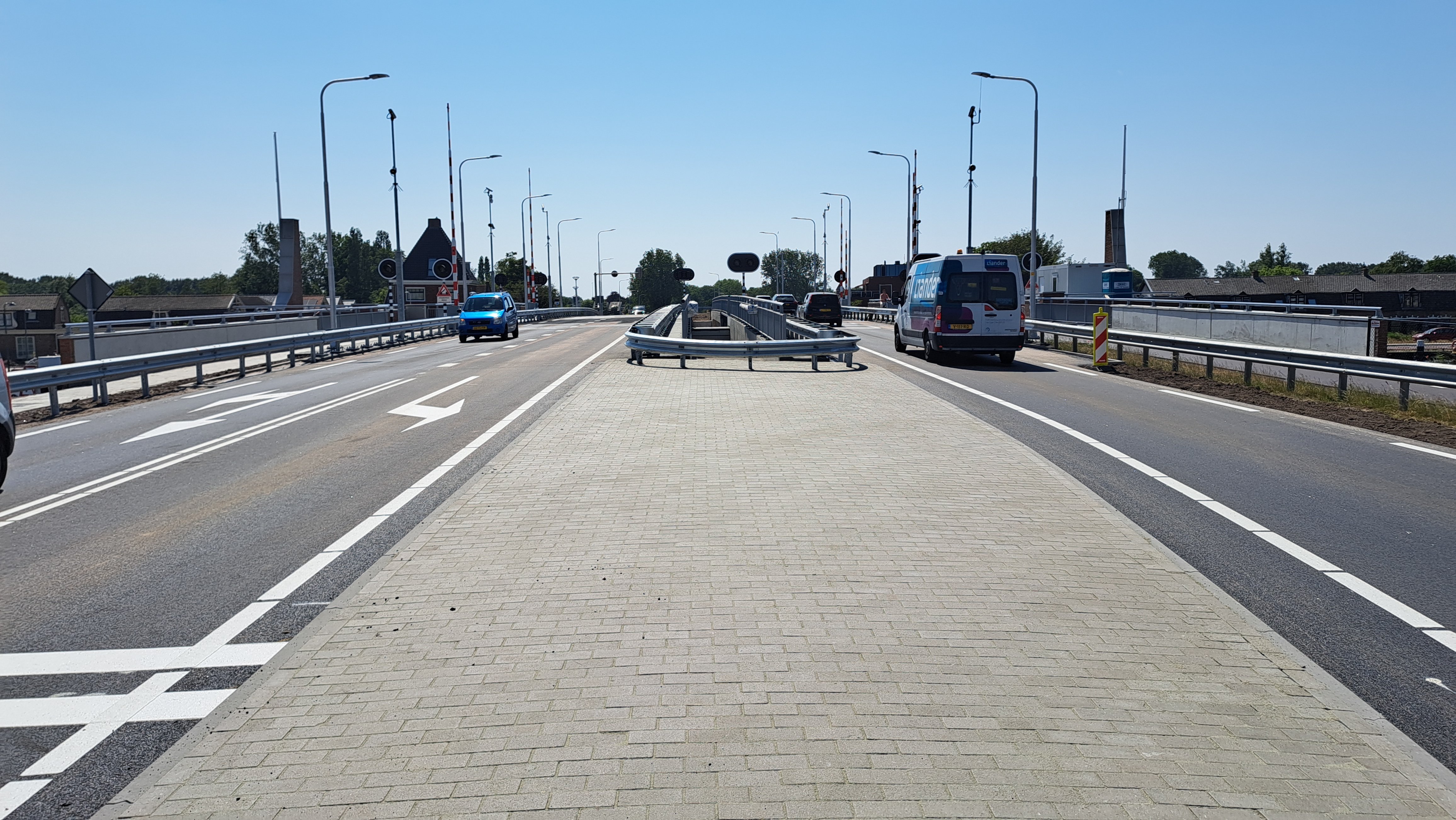 Foto 6: Gezicht op de brug vanaf kruising Hoger Einde.