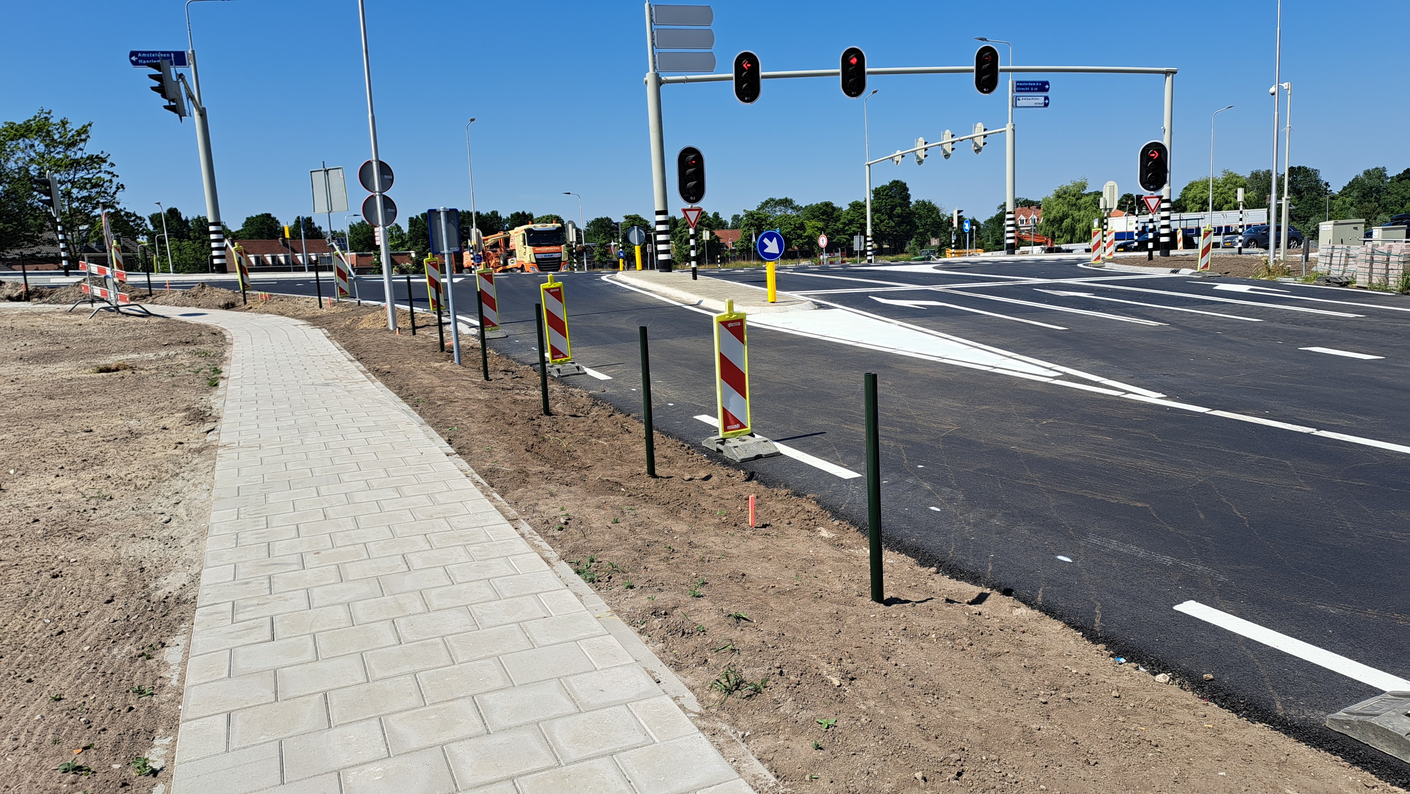 Foto 13: Hekwerk langs voetpad richting brug Hoger Einde-Zuid wordt nog aangebracht.