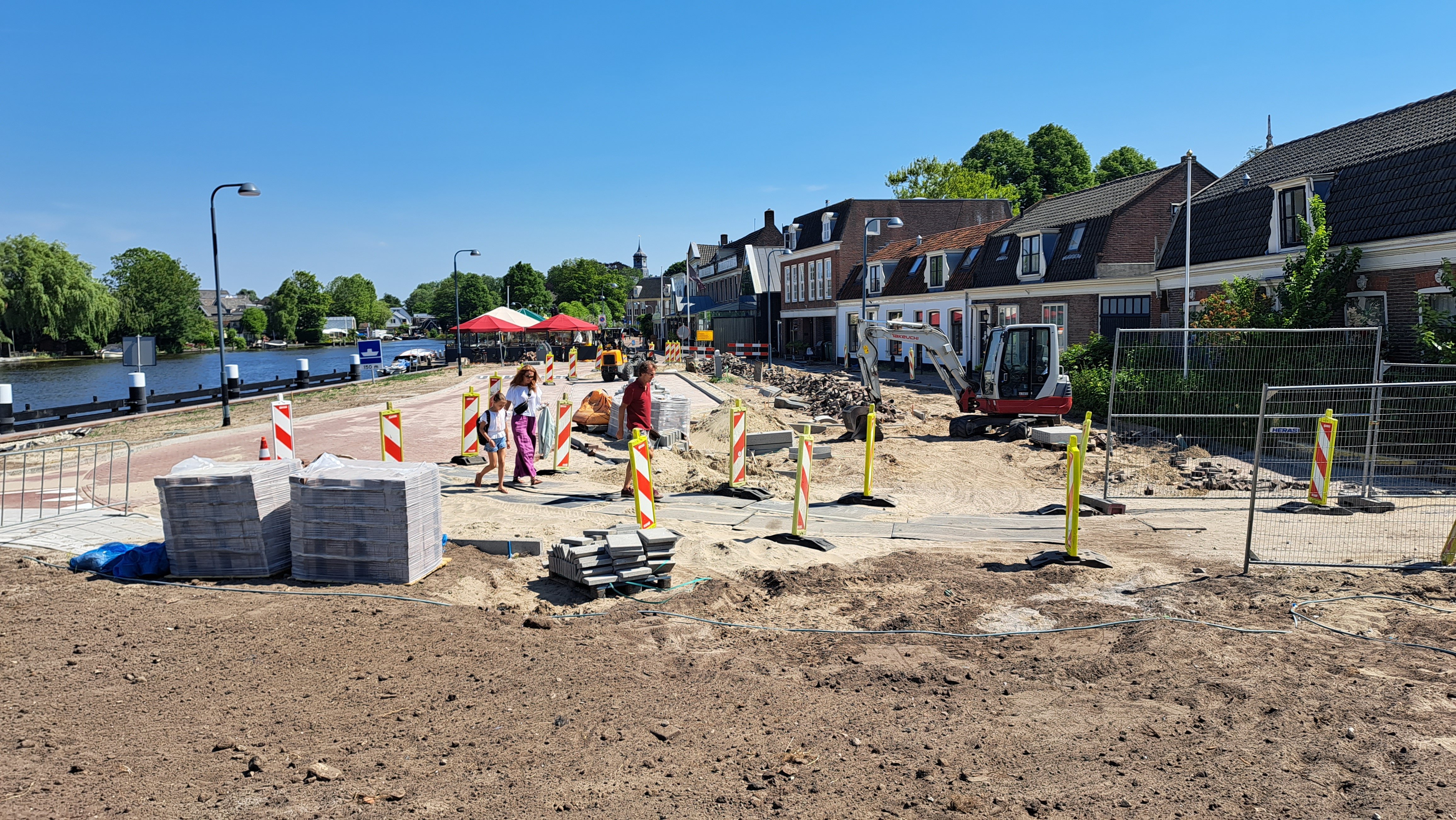Foto 16: Zijde van woningen Amstelzijde wordt nu voorzien van nieuwe trottoirbanden en klinkers.