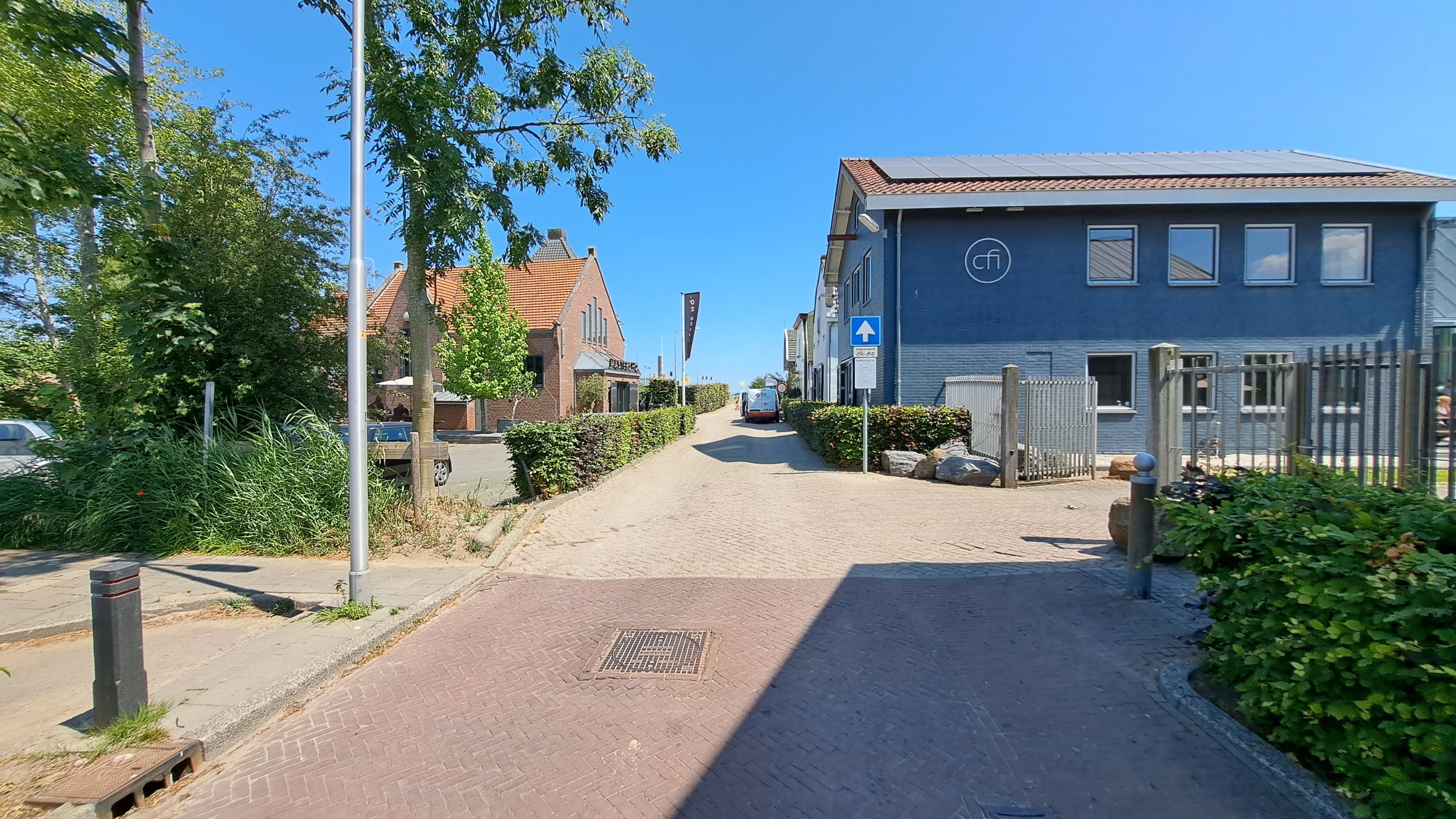 Foto 2: Ook vanaf maandag is het straatje tussen Amstelparking naar de Amstel afgesloten voor verkeer. Deze straat wordt voorzien van nieuwe straatstenen.