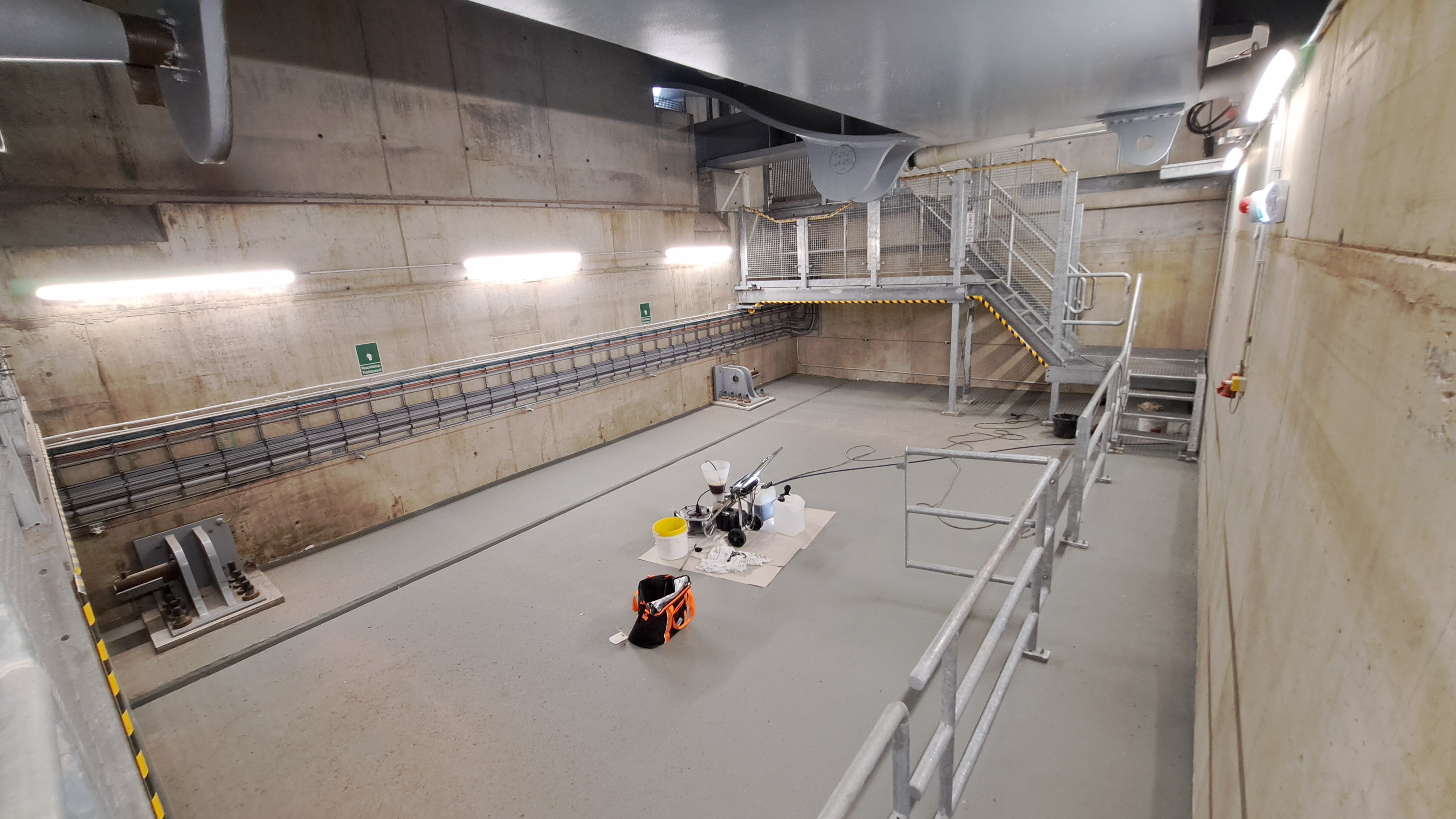 Foto 5: Basculekelder noordbrug met verdikte vloer, waardoor de vergrendelingsnokken in de hoek geplaatst zijn.