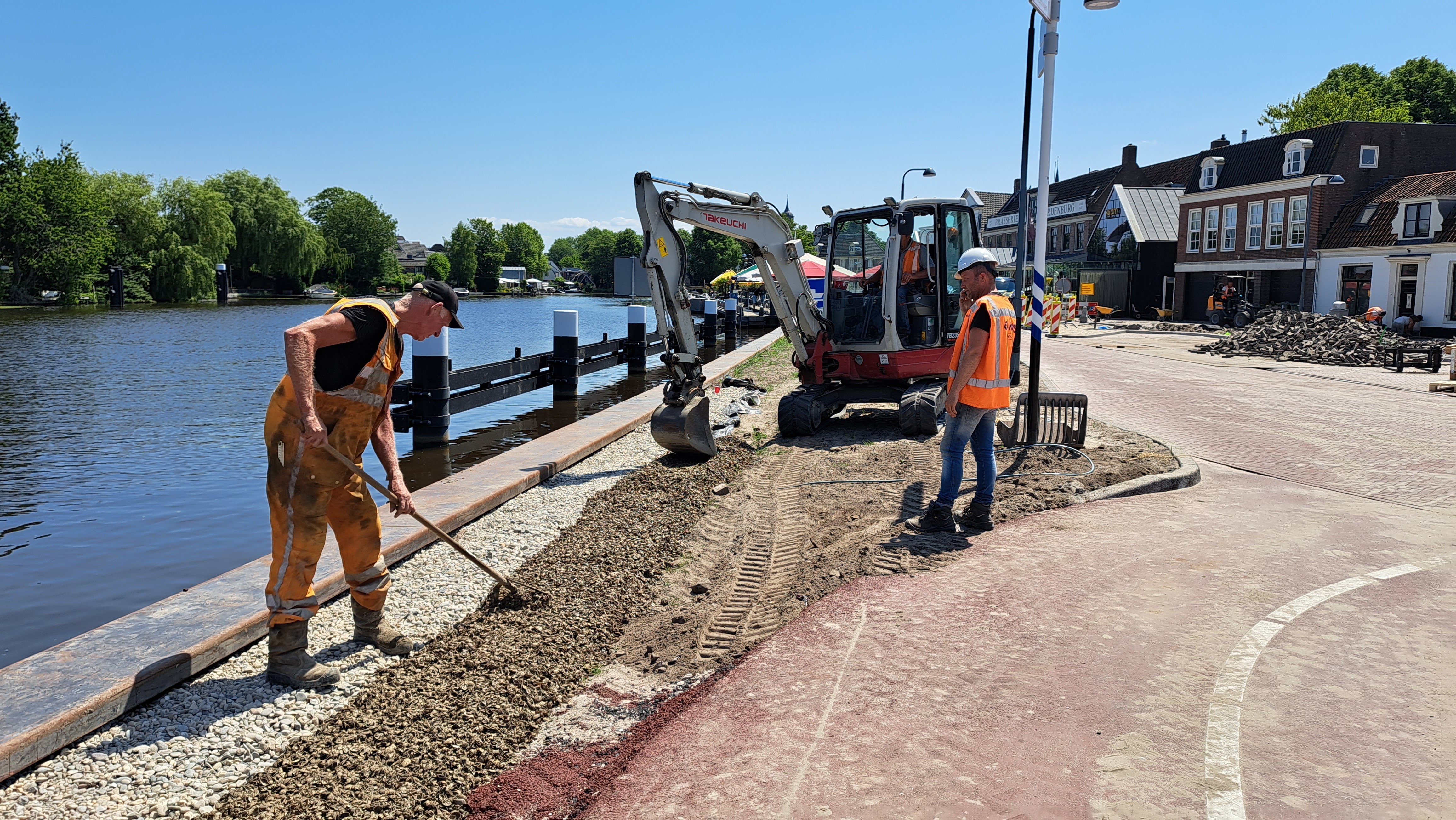 Foto 9: Aanbrengen schelpenpad/jaagpad langs Amstelzijde.