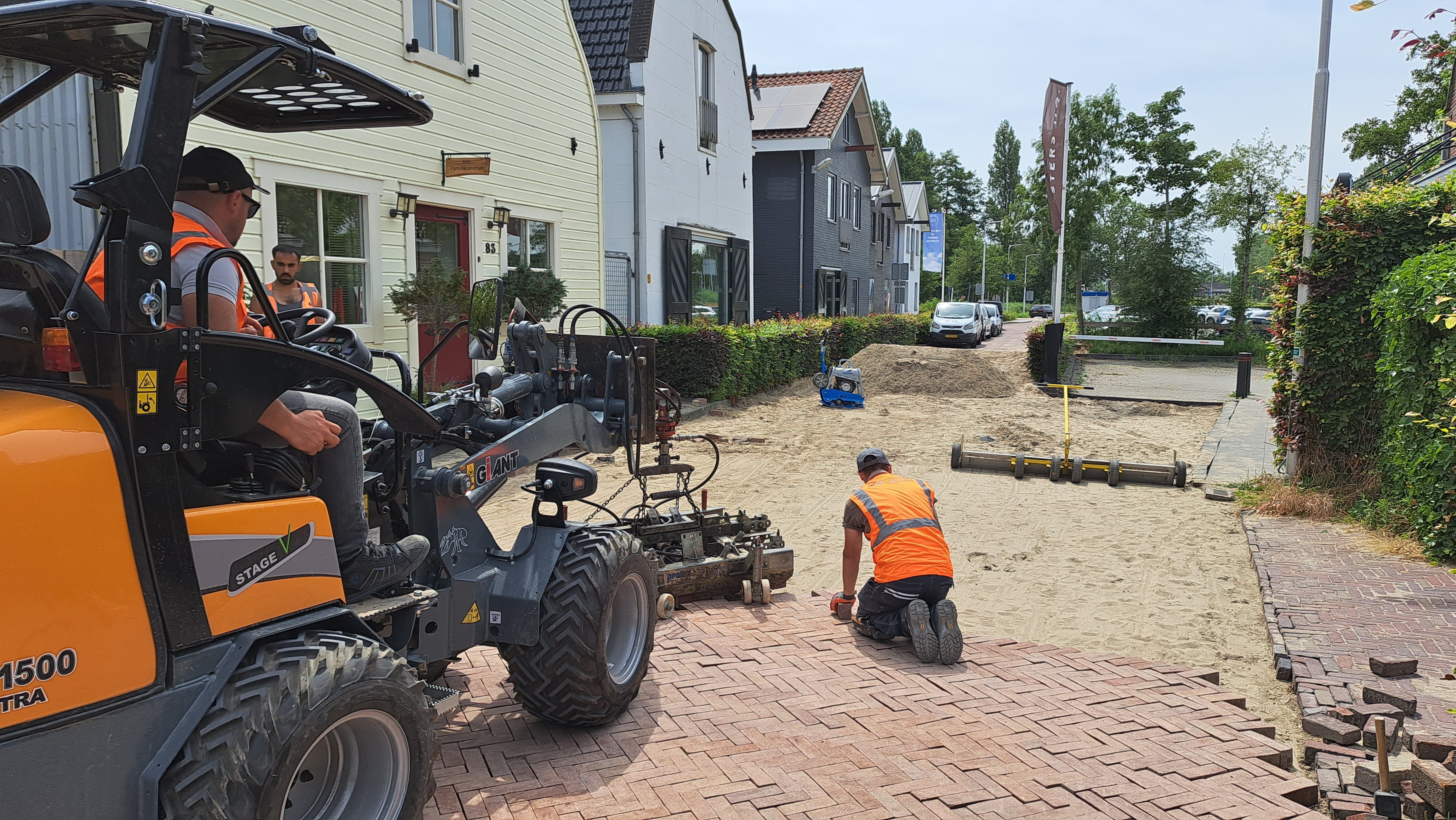 Foto 2: Deze rijbaan wordt grotendeels machinaal gestraat.