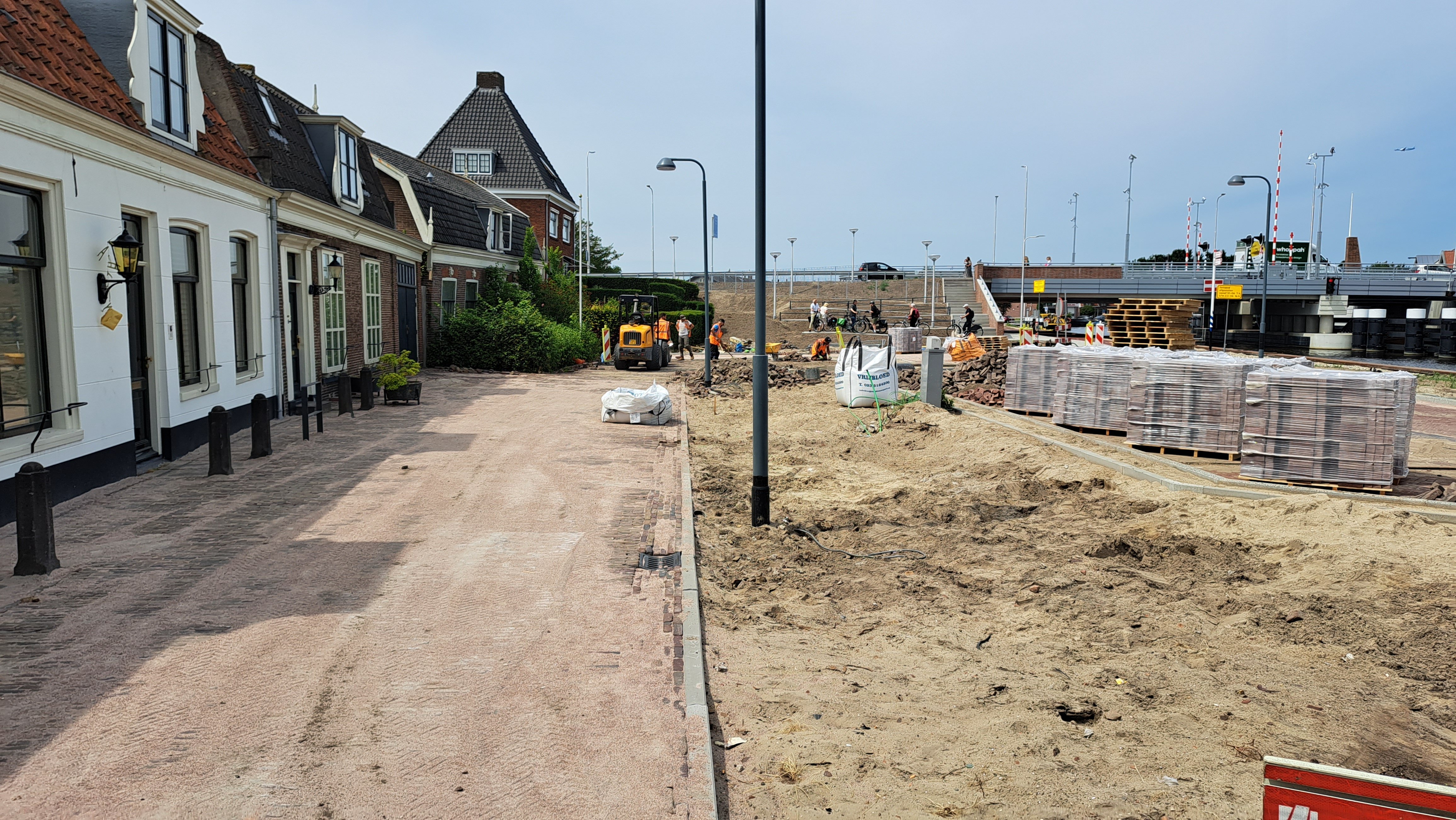 Foto 5: En ook voor de huizen langs Amstelzijde ligt er nu weer bestrating.