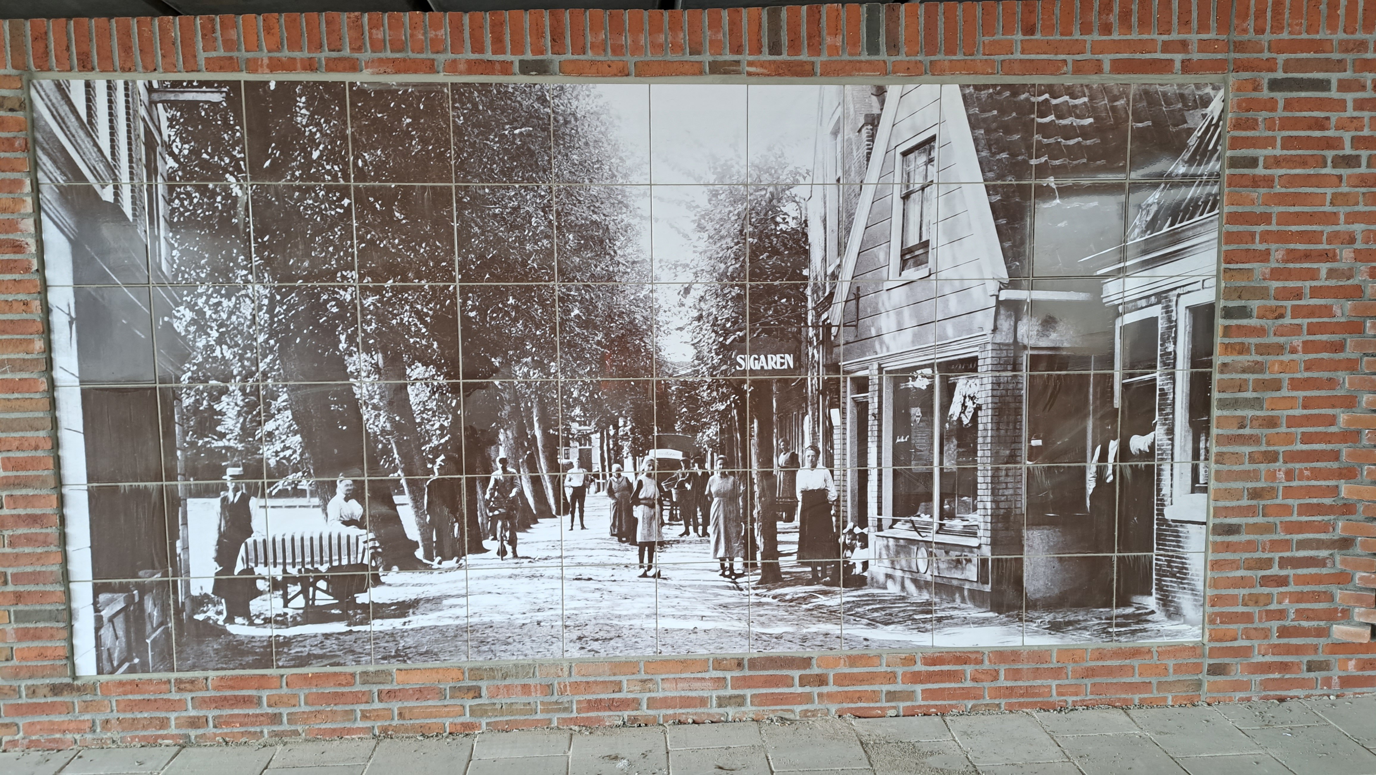 Foto 7: Tegeltableau aan de zijde van Ouder-Amstel.