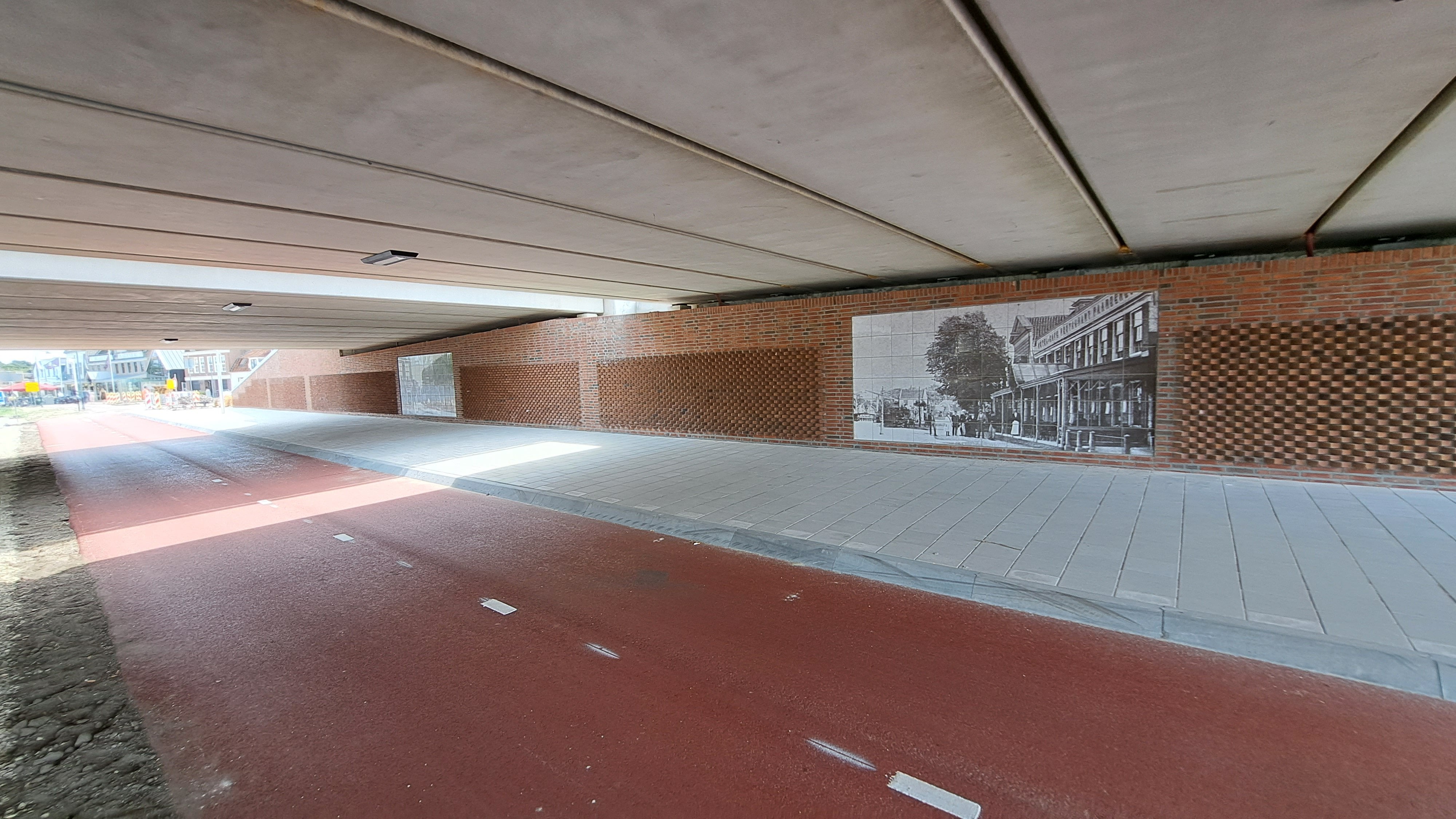 Foto 9: De tegeltableaus onder de westelijke onderdoorgang tussen Amsteldijk-Noord en Amstelzijde.