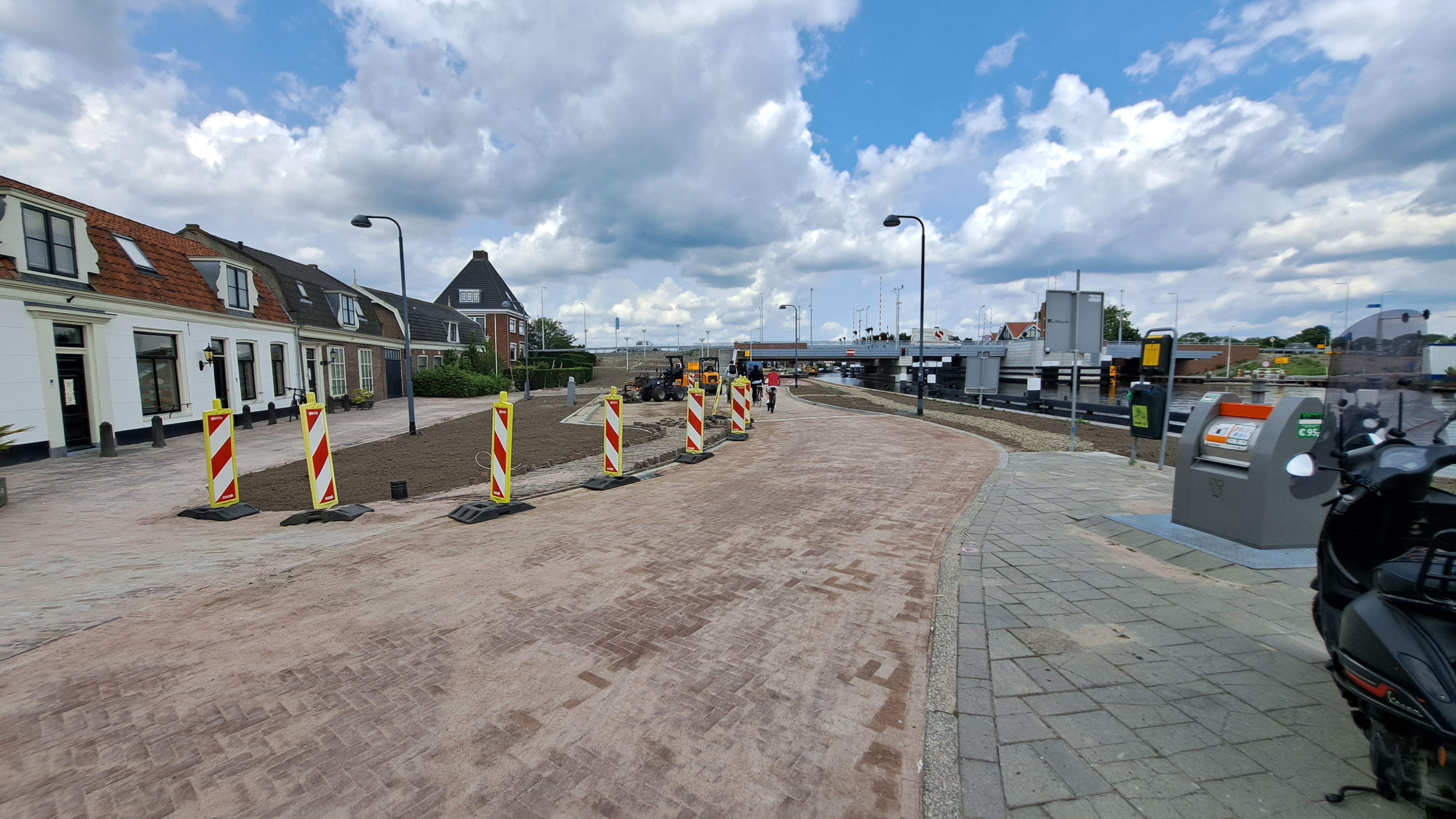 Foto 3: Nieuwe bestrating aan de Amstelzijde. In de berm worden in het najaar nog bomen geplant.