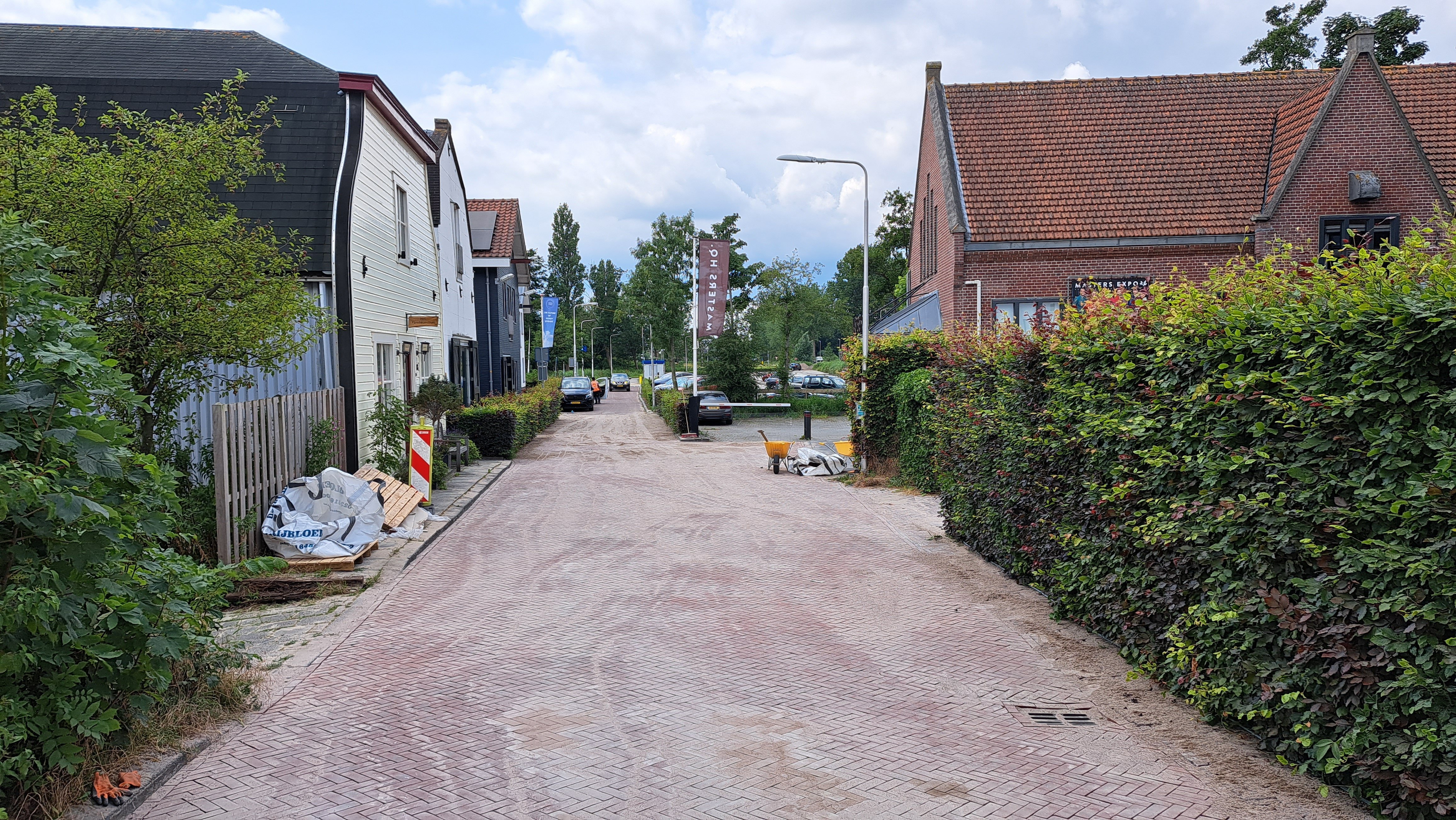 Foto 4: Straatje van Amstelzijde naar Amstelparking is voorzien van nieuwe straatstenen.
