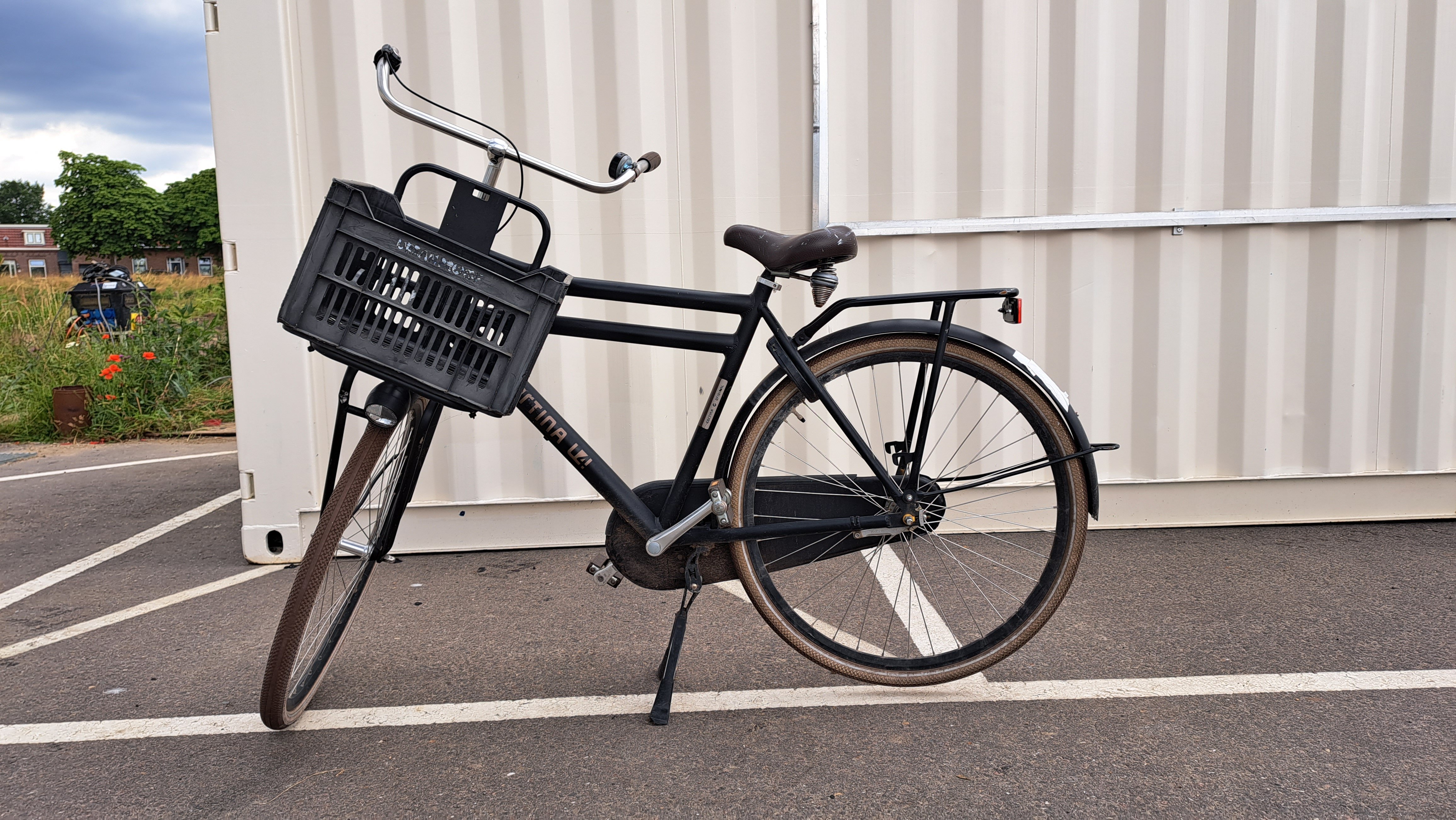Foto 5: De eigenaar kan zijn fiets weer ophalen bij de bouwkeet op Hoger Einde-Noord.