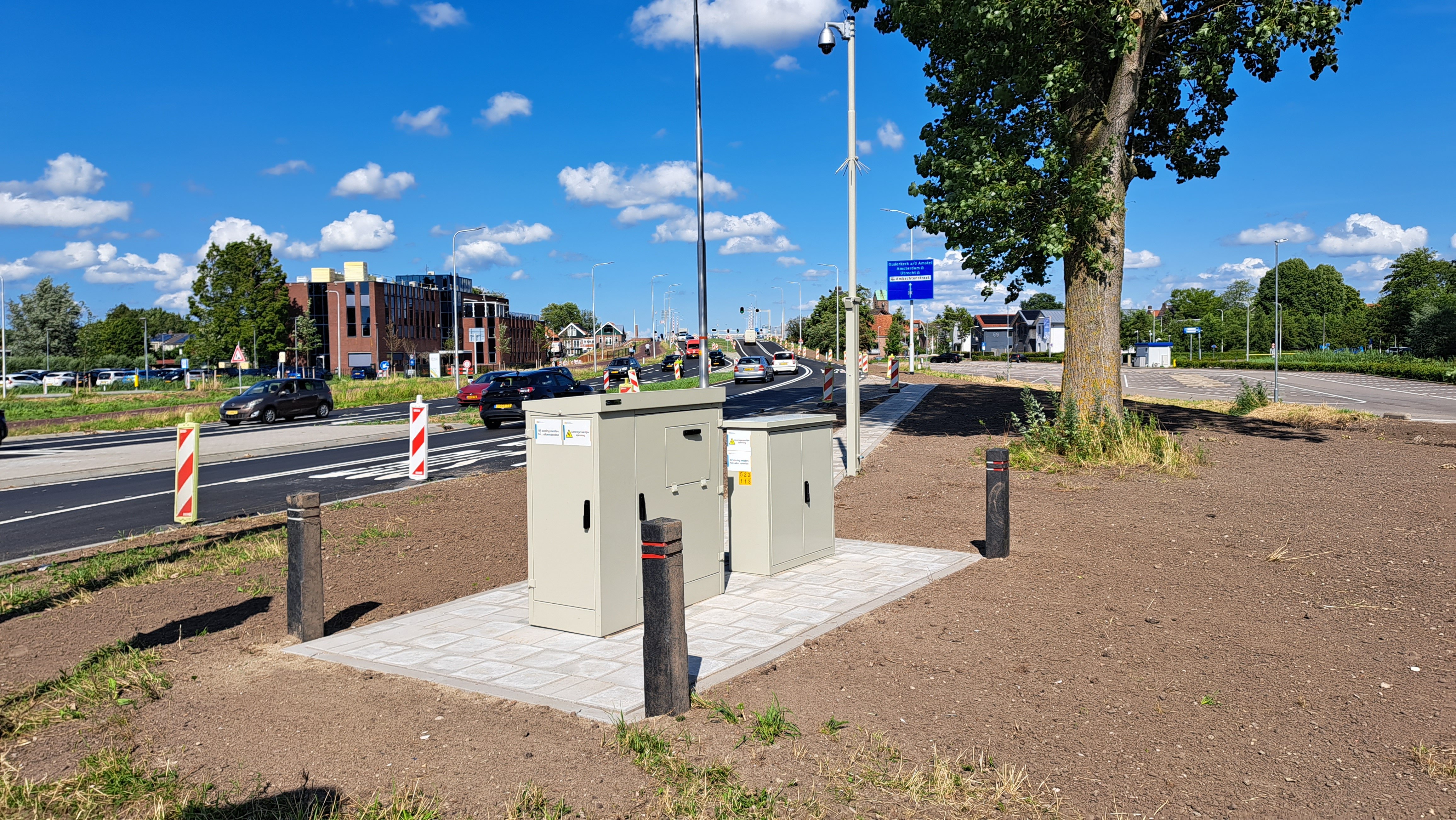 Foto 1: De verkeersregelkasten zijn voorzien van een bestrating en de bermen zijn afgewerkt.