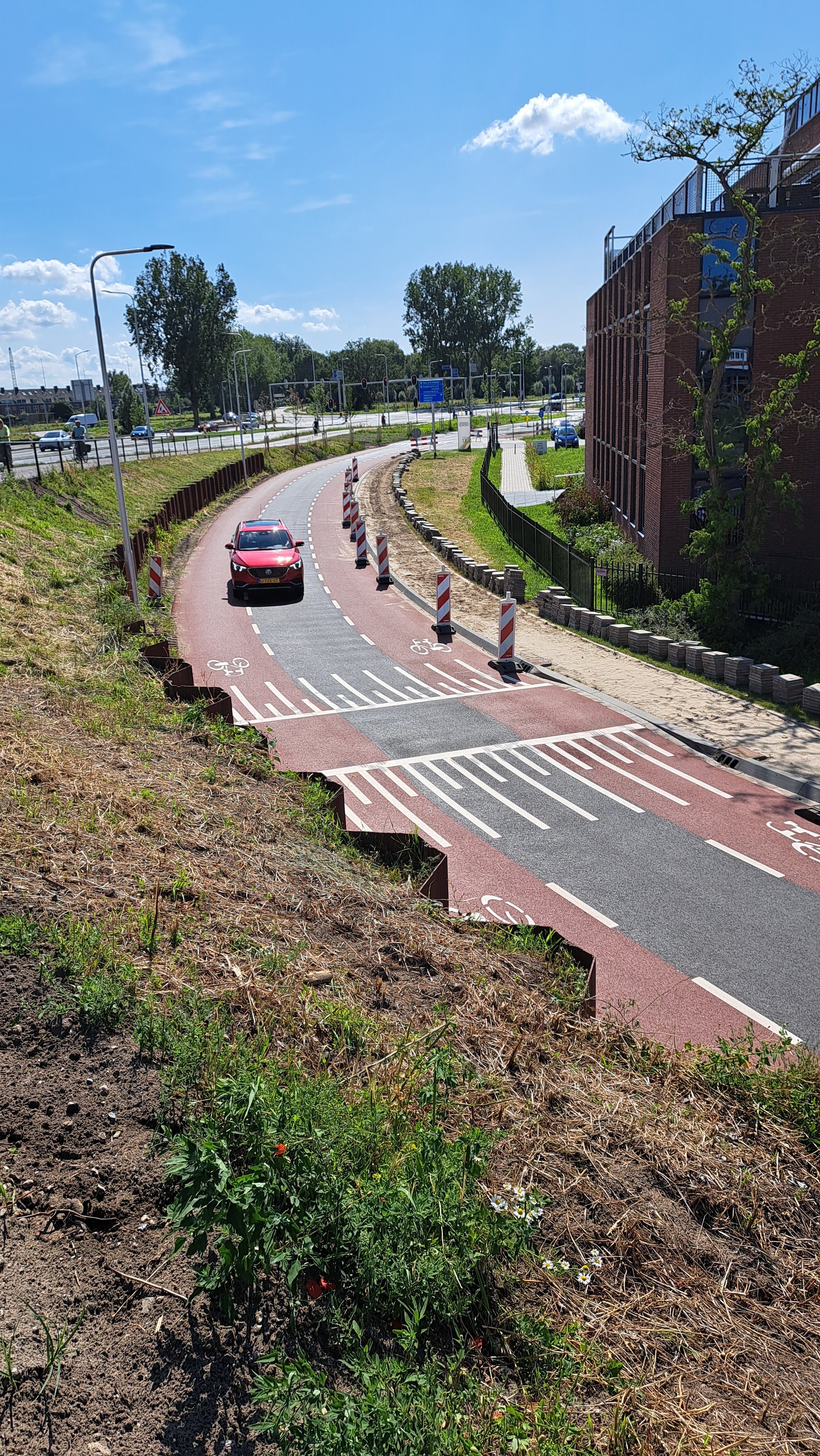 Foto 3: Tegelpad bij Oranjestaete moet nog afgerond worden.