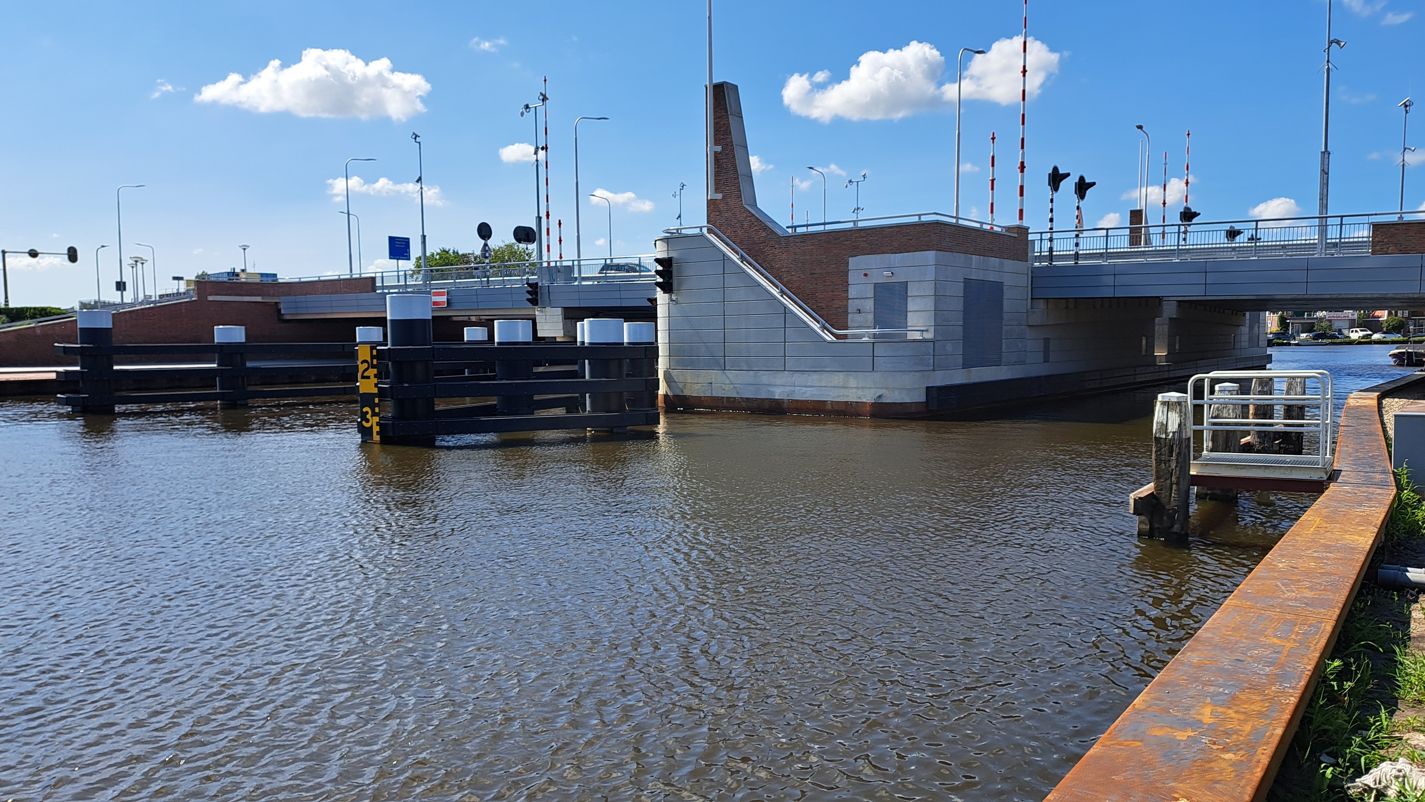 Foto 4: Brug gezien vanaf zuidoostzijde.