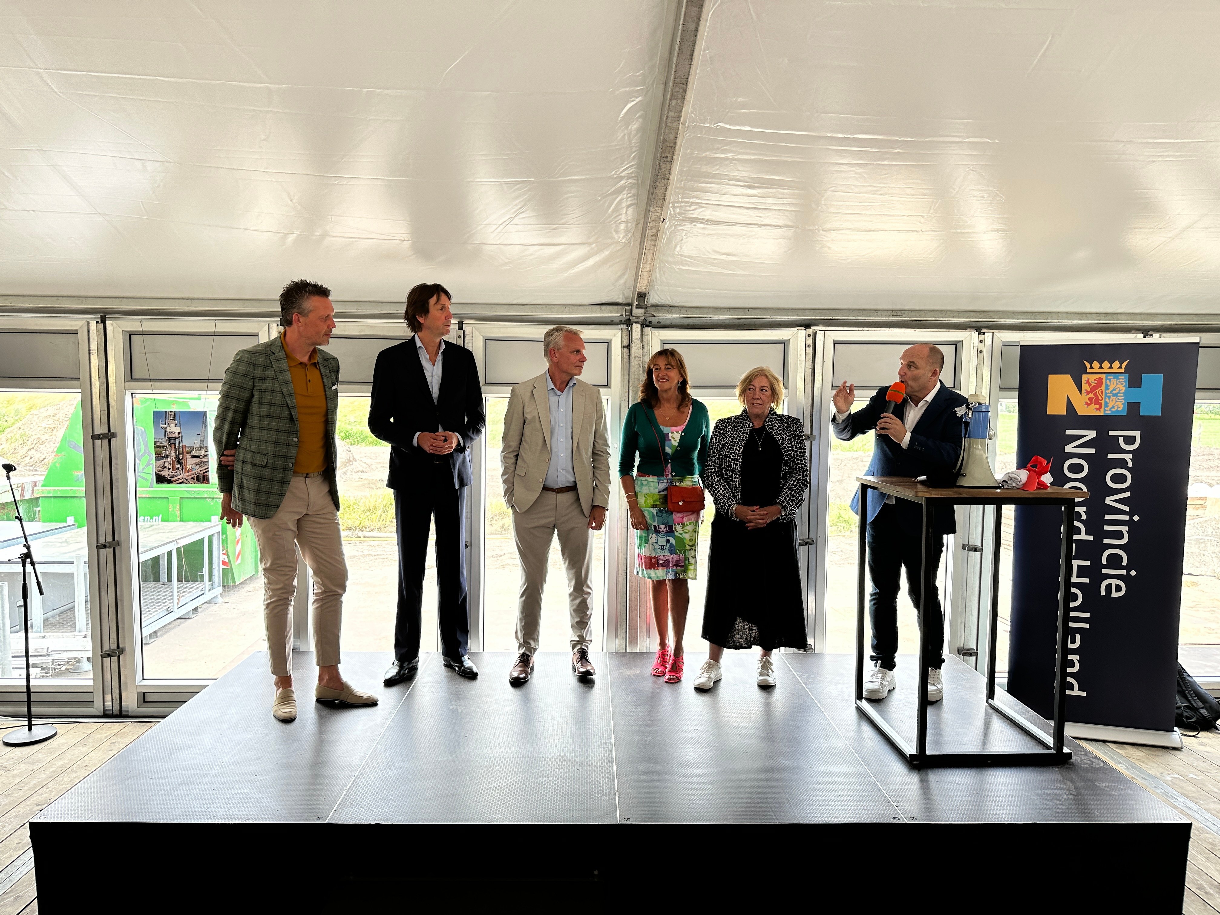 Foto 1: De hoogwaardigheidsbekleders trapte de opening af.