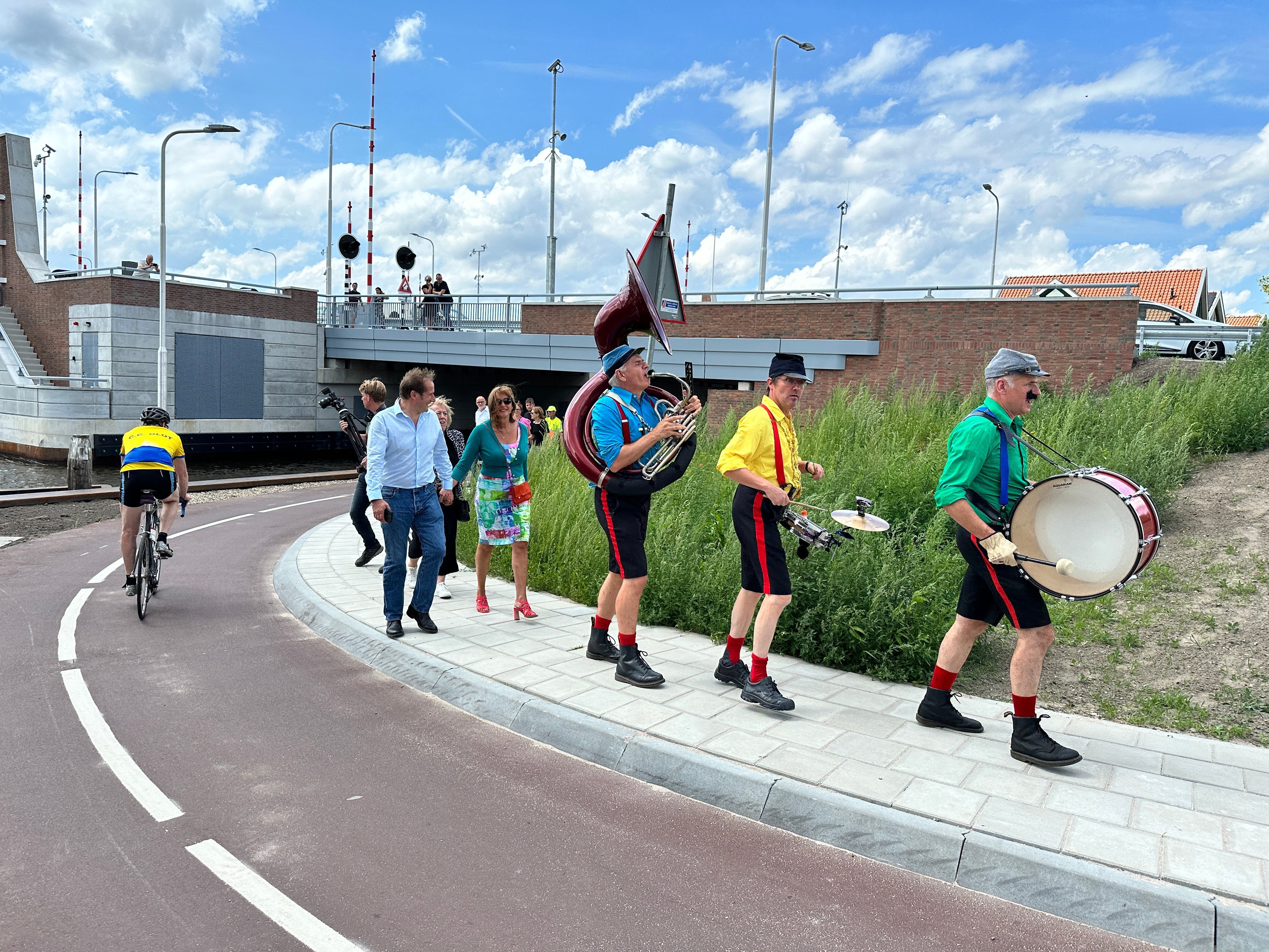 Foto 2:  De Funfare voert het gezelschap aan richting de brug.