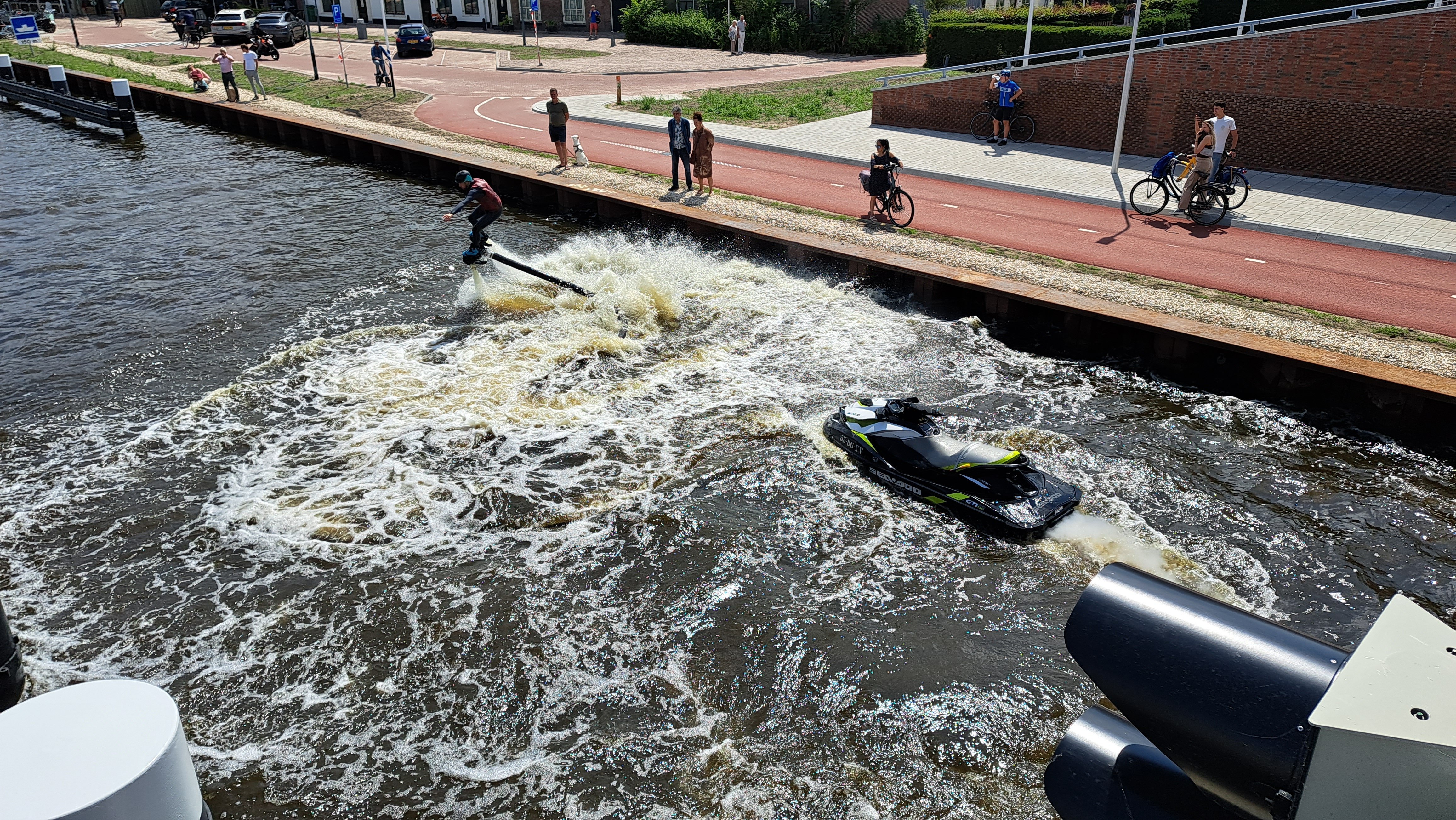 Foto 6: De flyboarder stuntte nog even verder.