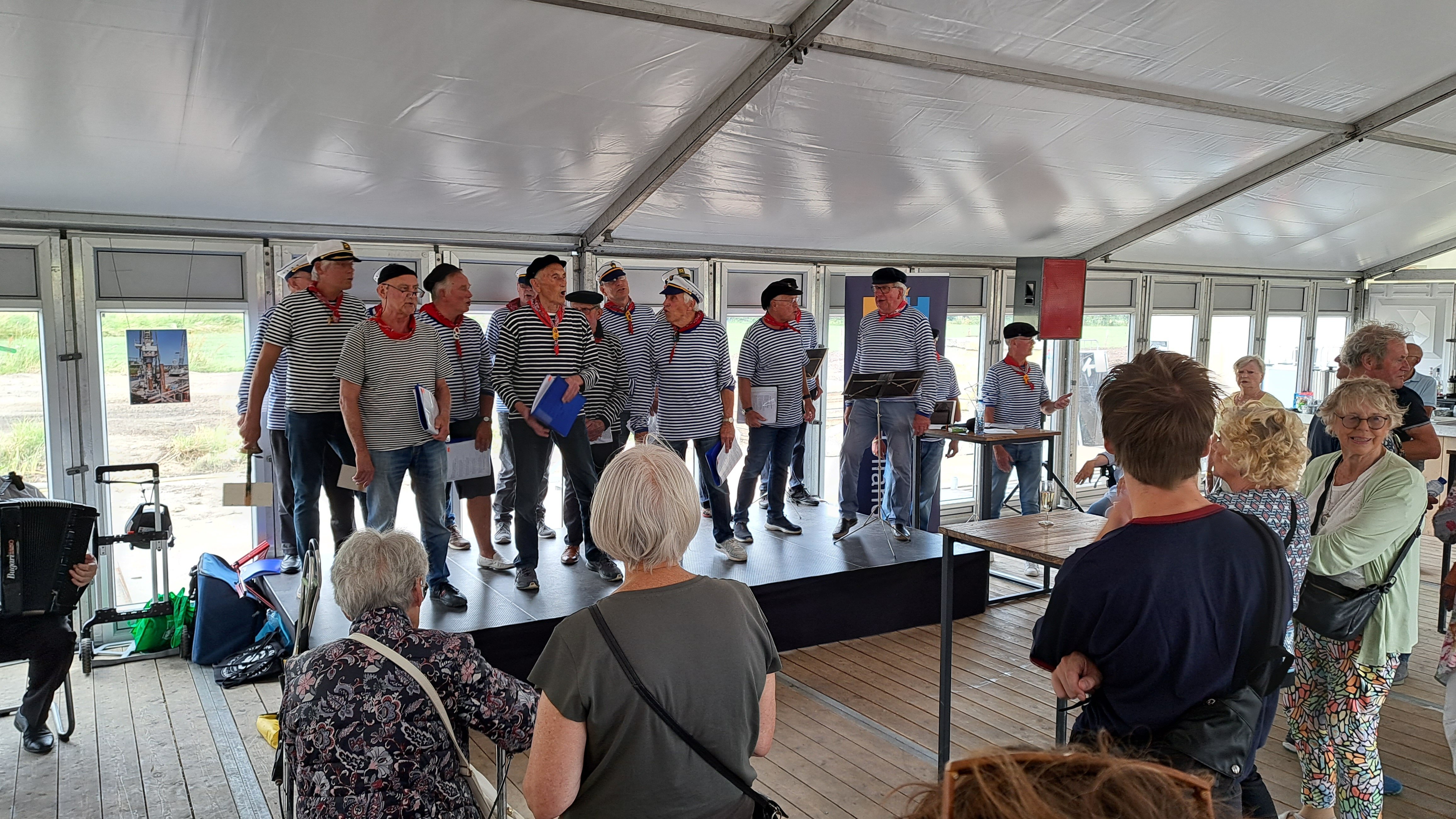 Foto 8: Het Gedempt Havenkoor zingt zeemansliederen.