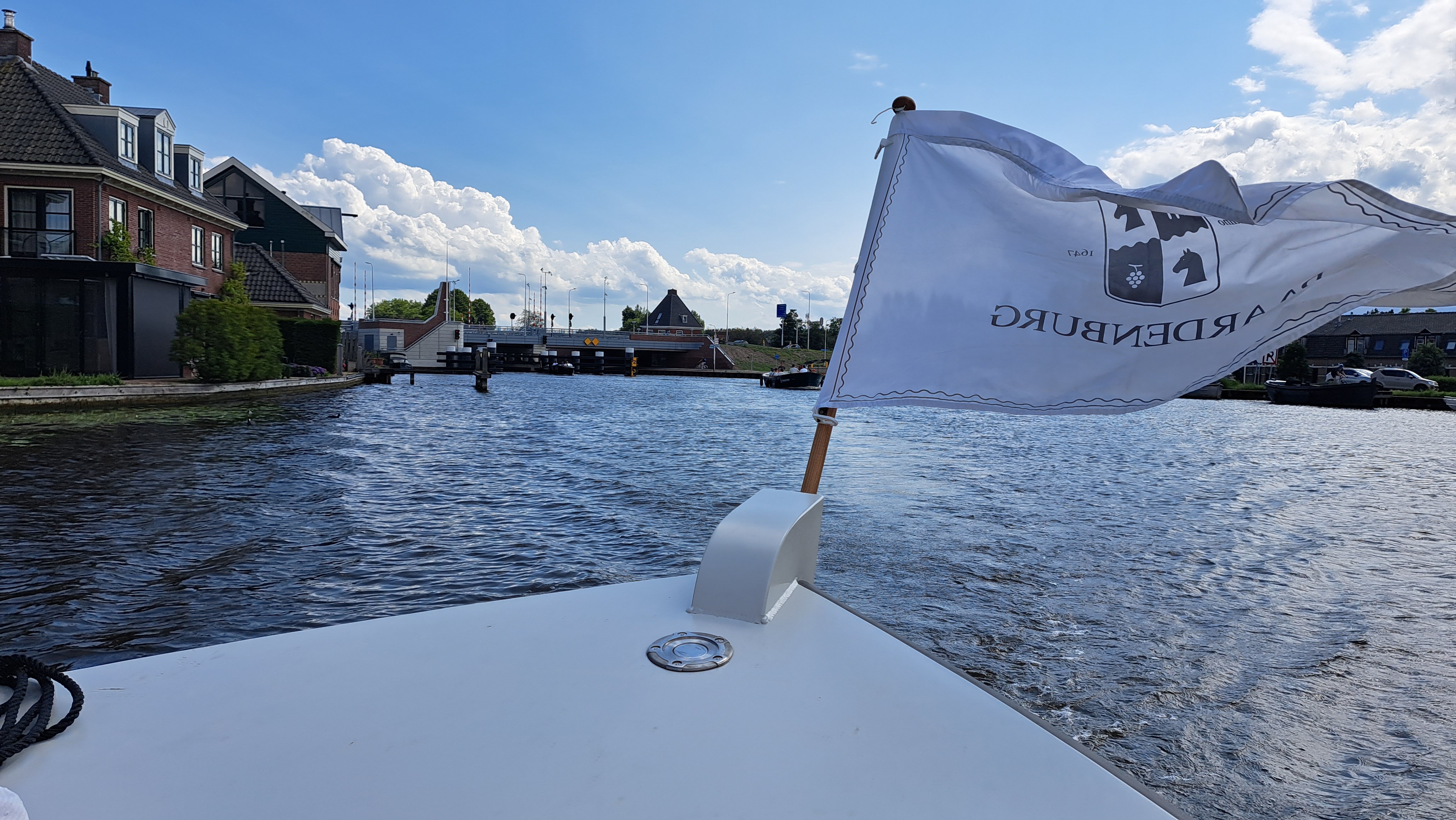Foto 18: Vanaf het water ziet de brug er ook prachtig uit.