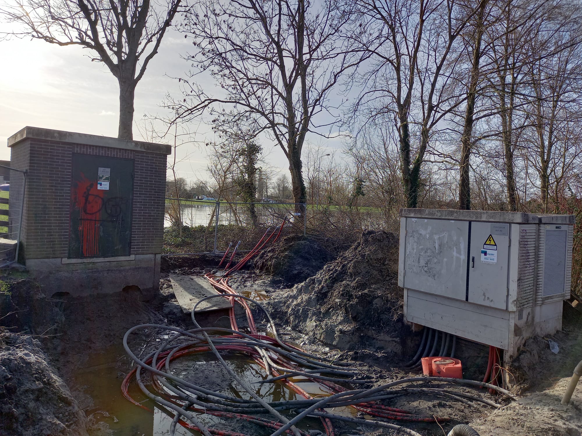 Links valt het bestaande transformatorstation te zien, welke wordt vervangen. Rechts staat het tijdelijke transformatorstation