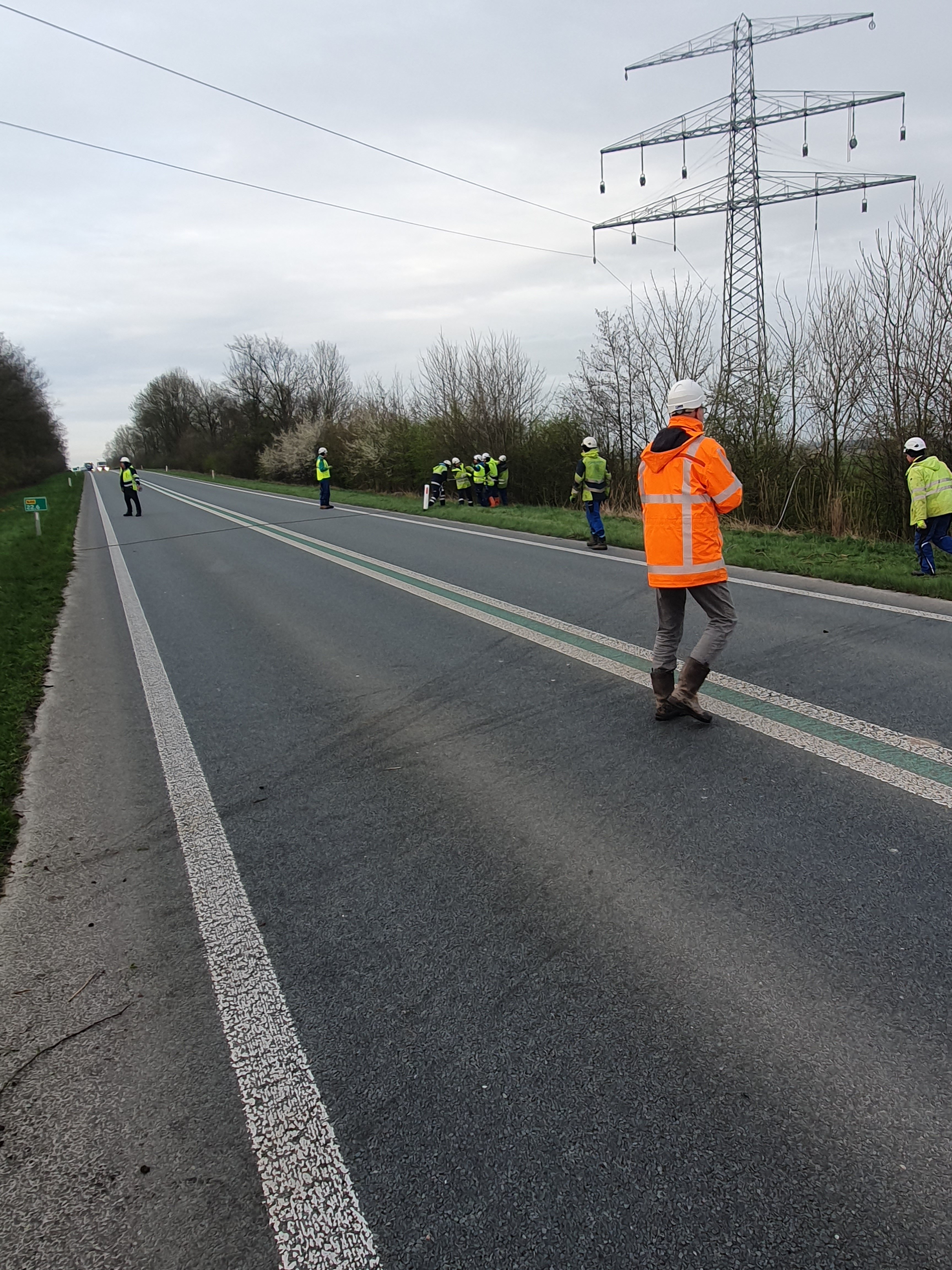 Omexom en Bam Infra halen de geleiders uit de masten bij Eemshavenweg
