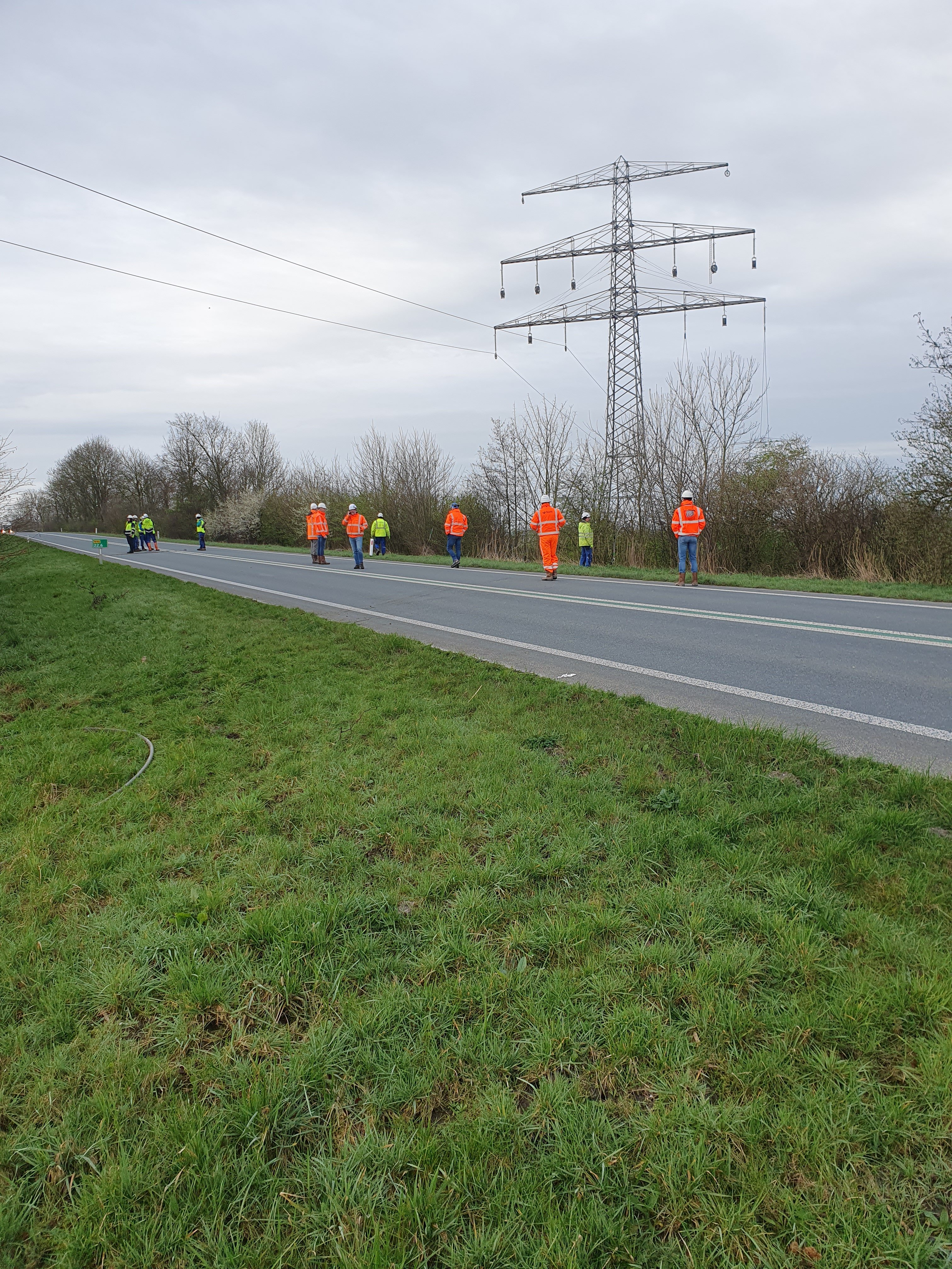 Bam Infra en Omexom verwijderen de geleiders bij Eemshavenweg/N33