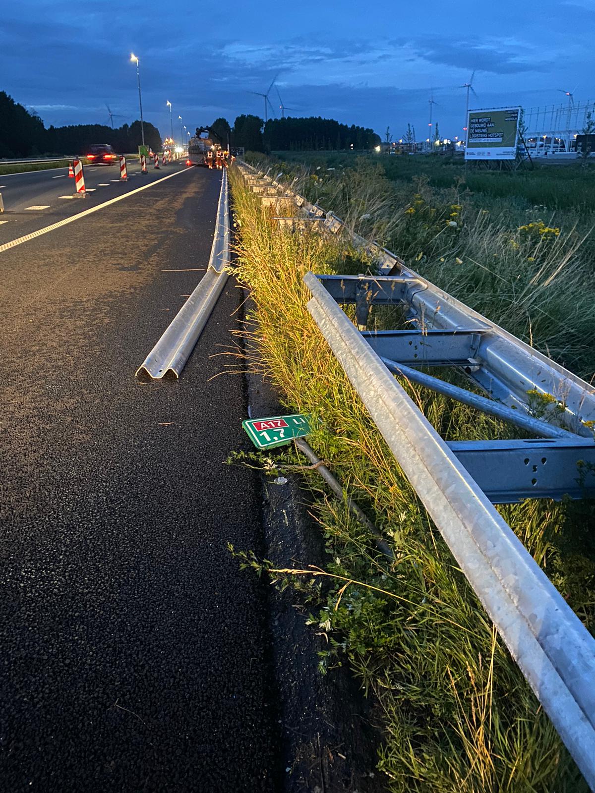 Op de snelweg een nieuwe geleiderail aan het aanbrengen