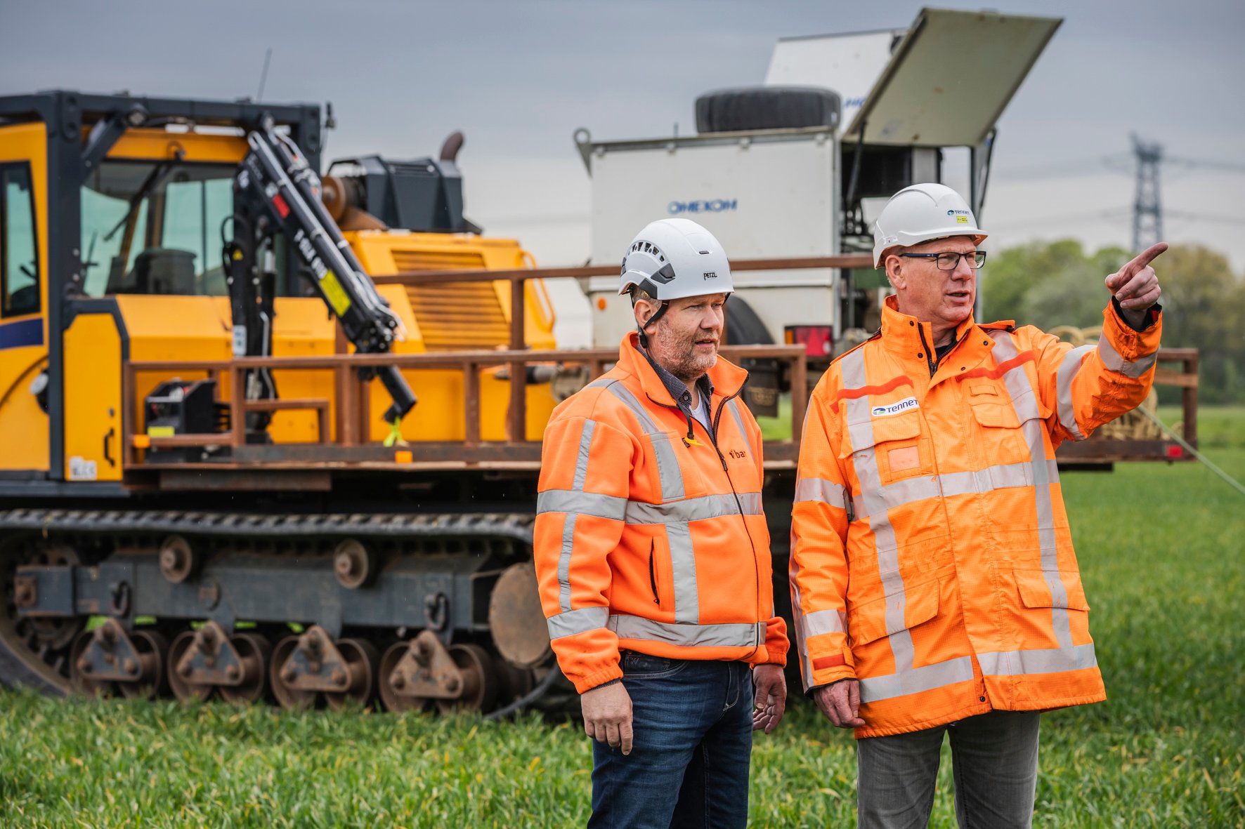 Bouwleiders Gerrit en Zoltin bij de rupsdumpers. Een idee uit hun koker toen het weer tegenzat.