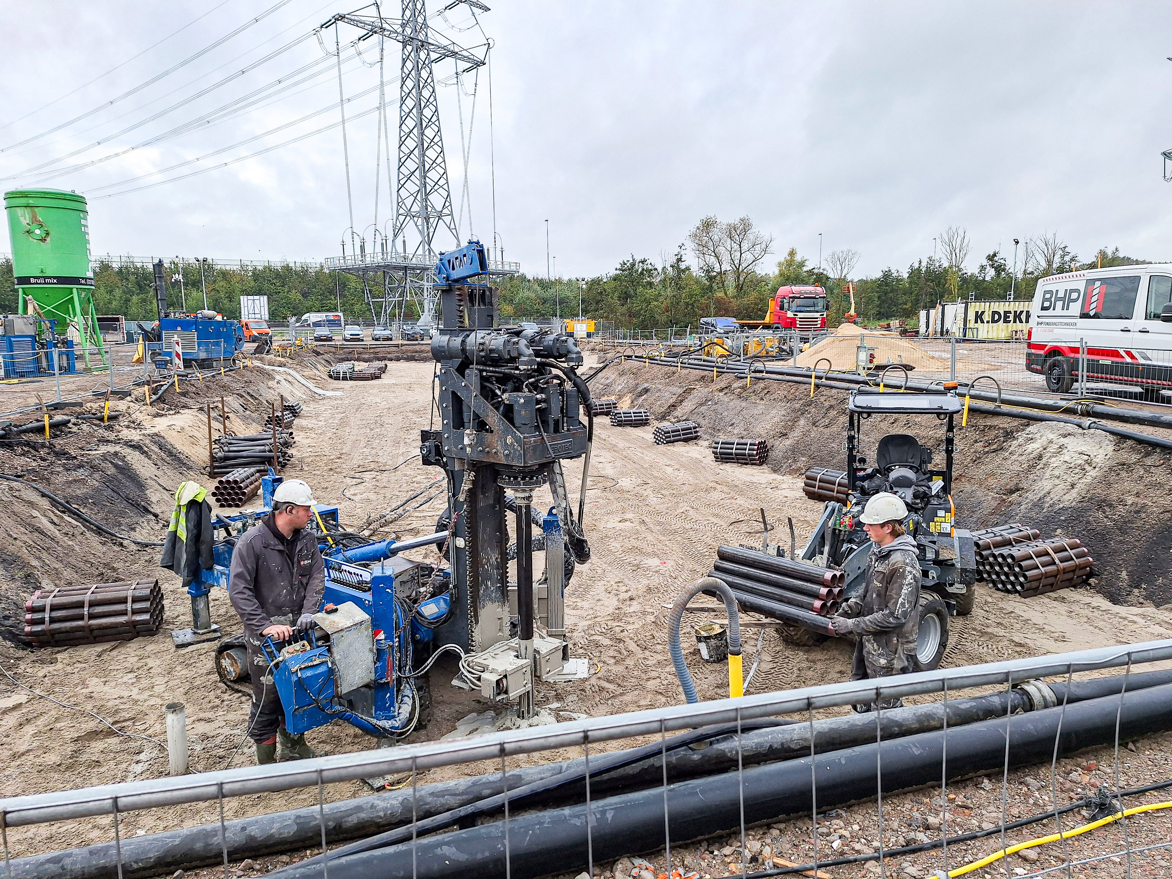 De eerste paal van de fundering is de grond ingegaan.