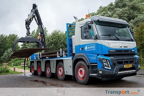Vrachtwagen met stalen rijplaat