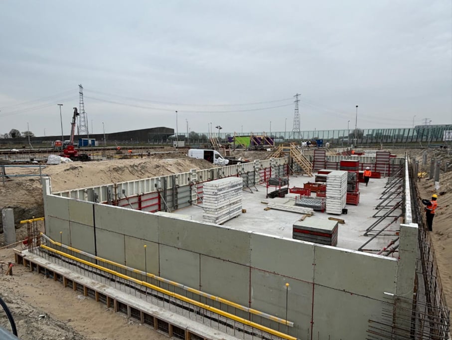 Foto 2: de eerste bekisting rondom de muren is geplaatst (zie foto 2).