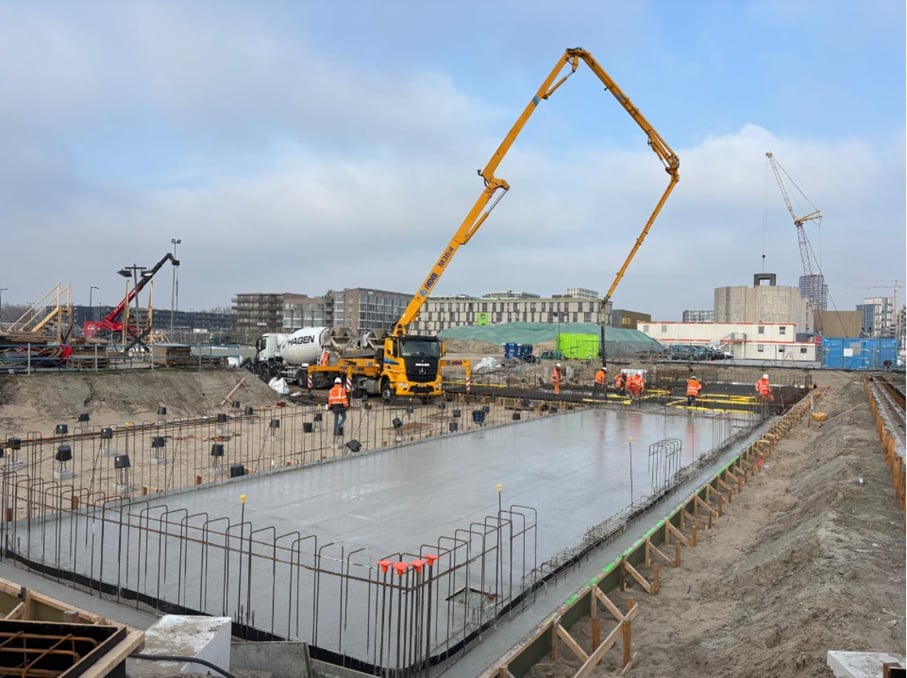 Foto 1: de eerste drie vloeren zijn gestort en de wapening van de wanden wordt gevlochten.