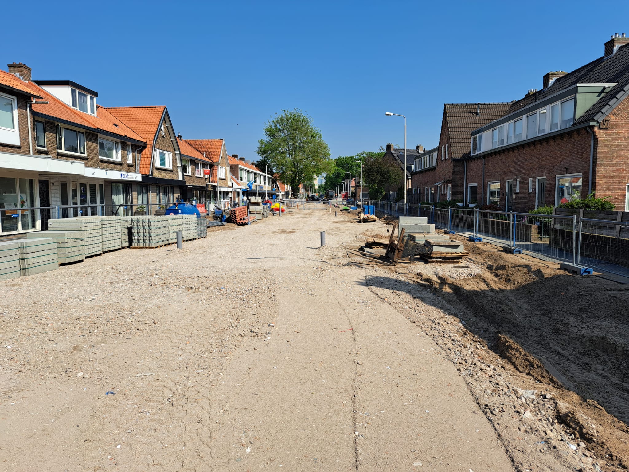 Voorbereiden van de puinbaan, zodat bestrating kan worden aangebracht.