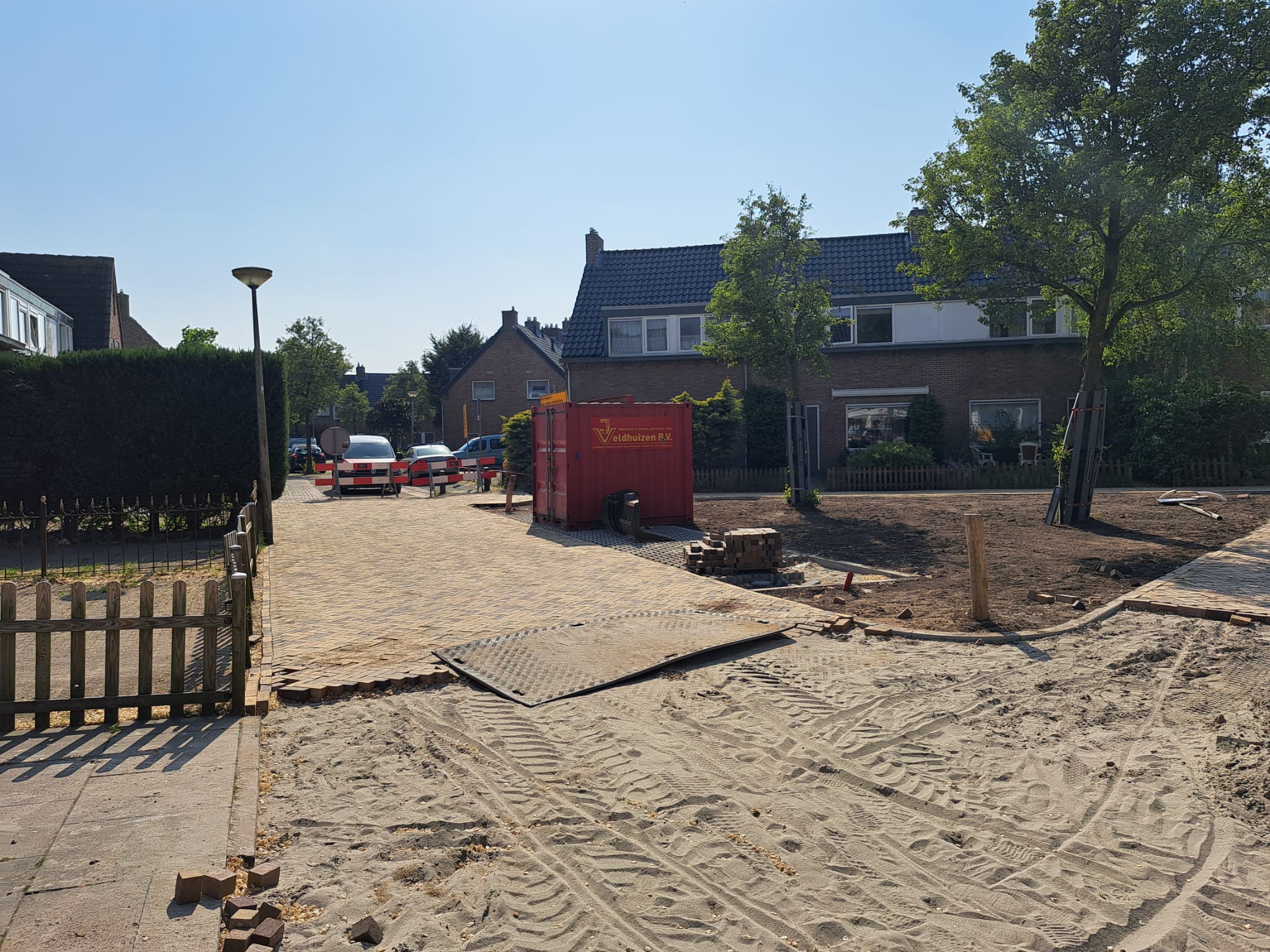 Aanbrengen van nieuwe bestrating.