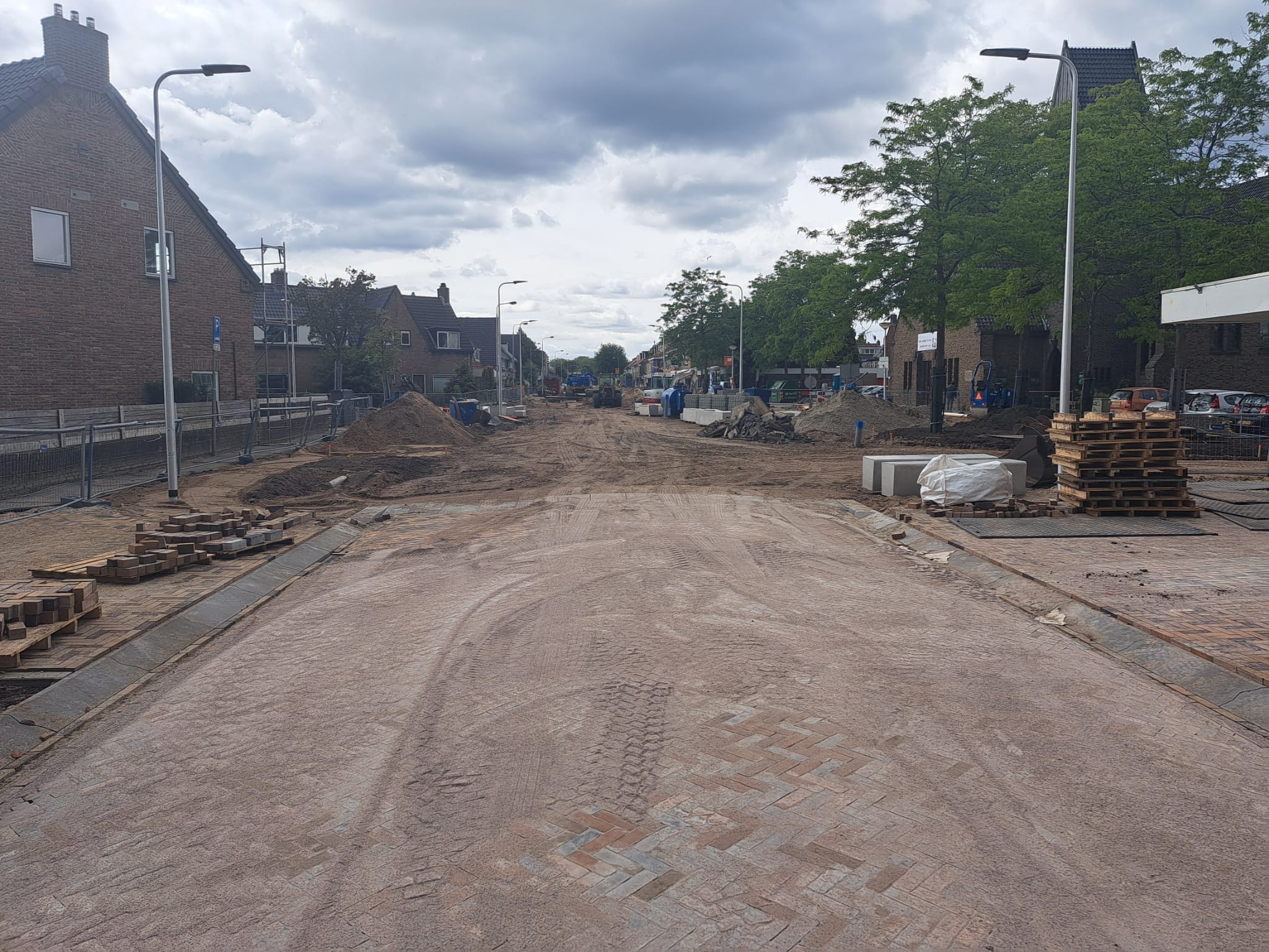 Fase 4 - nieuw straatwerk aangebracht tot aan de Lekstraat