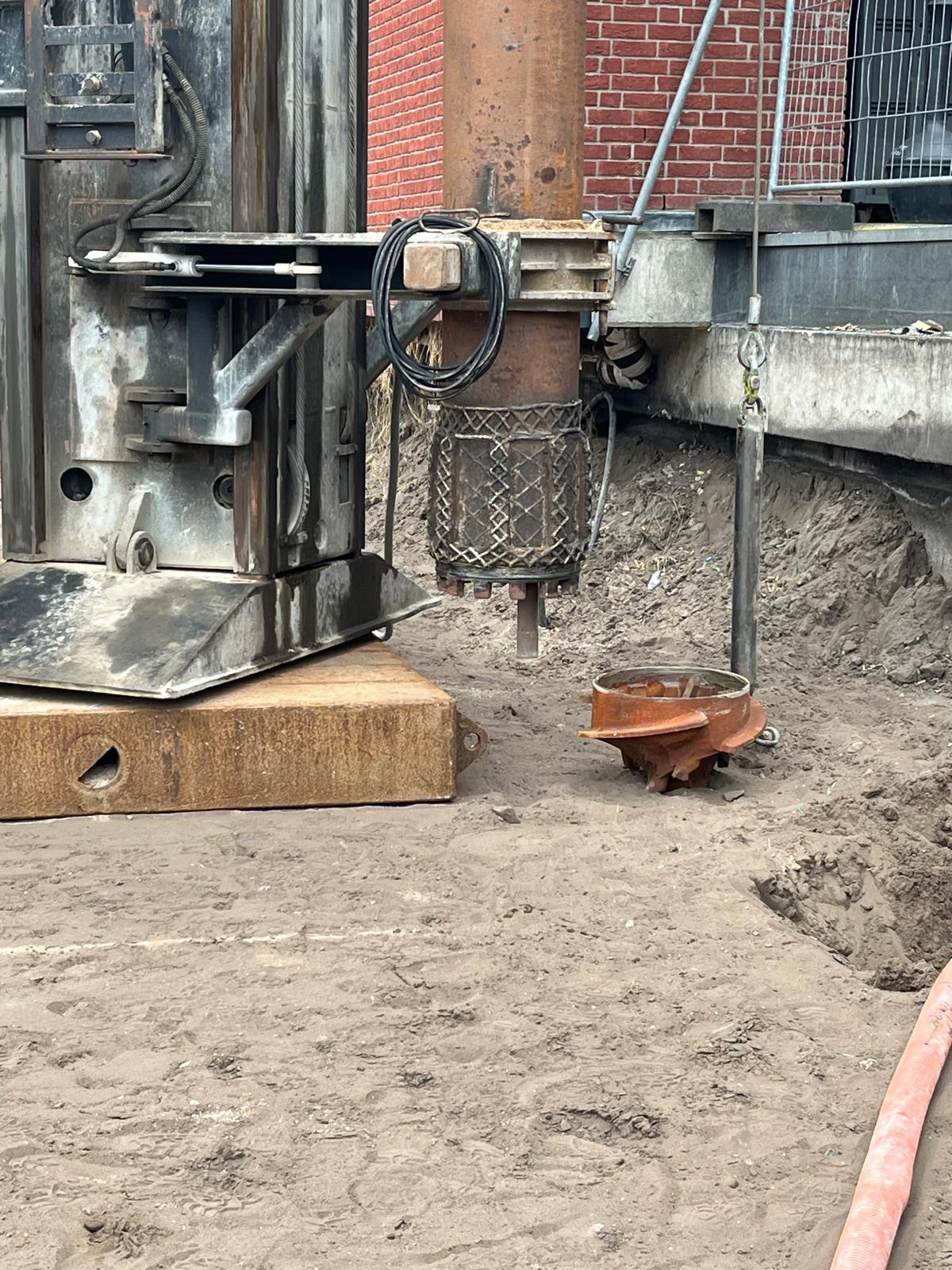 Boorbuis en boorpunt welke achterblijft aan de onderkant van de paal.