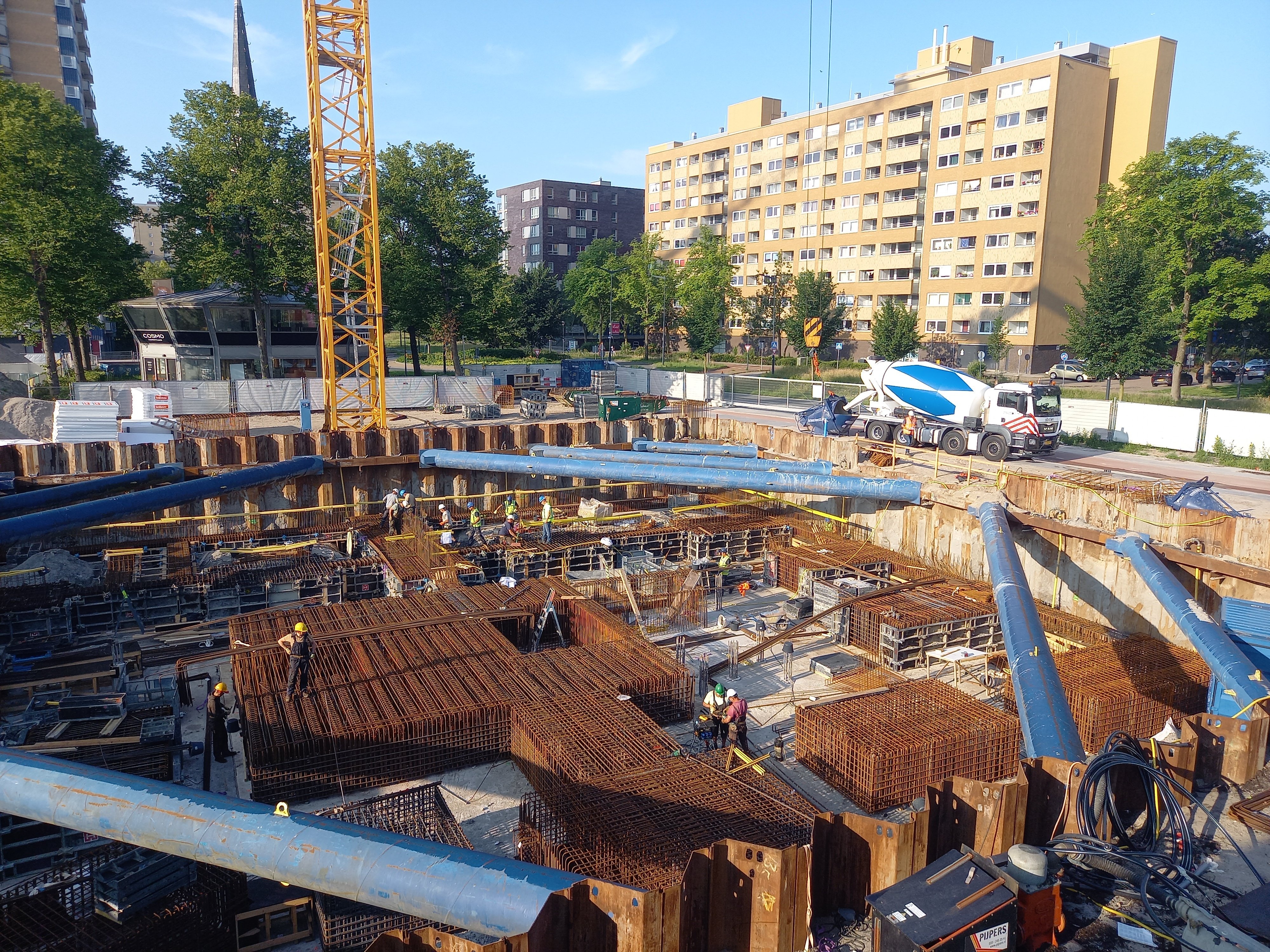 De eerste beton wagen voor de fundering