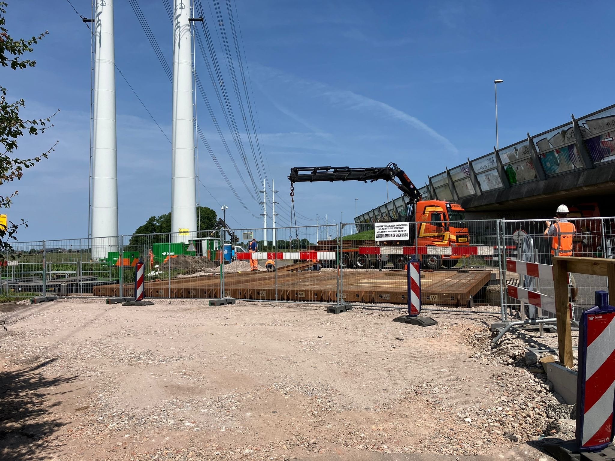 Aanvoer en plaatsing van de tijdelijke hulpbrug