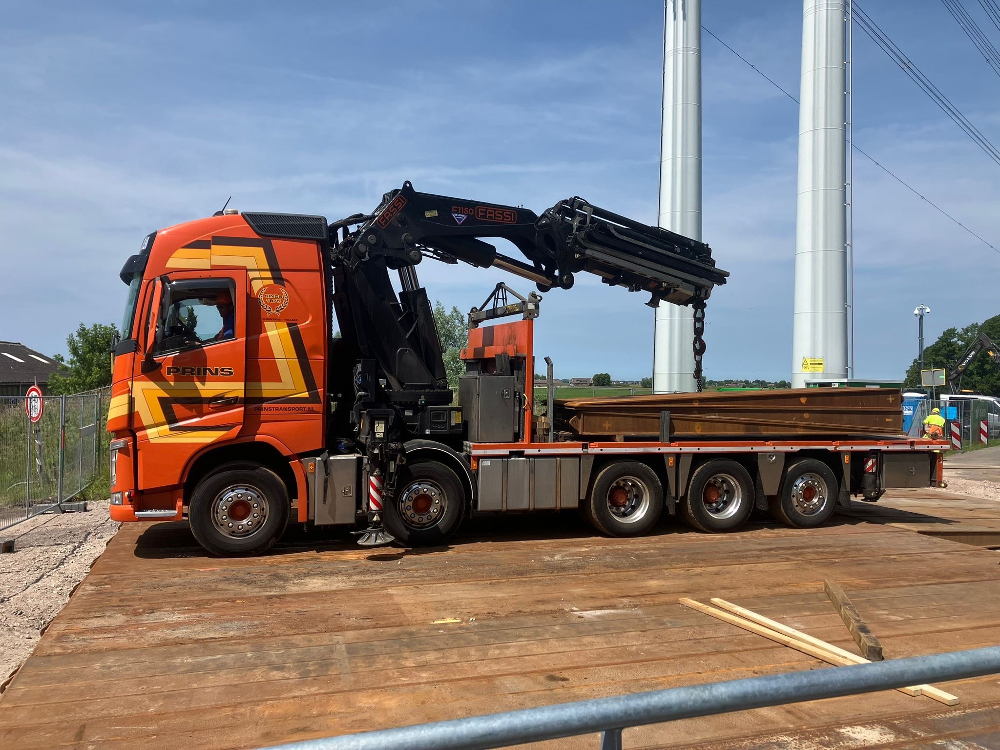 Ballast test met een vrachtwagen die op de brug leggers lost.