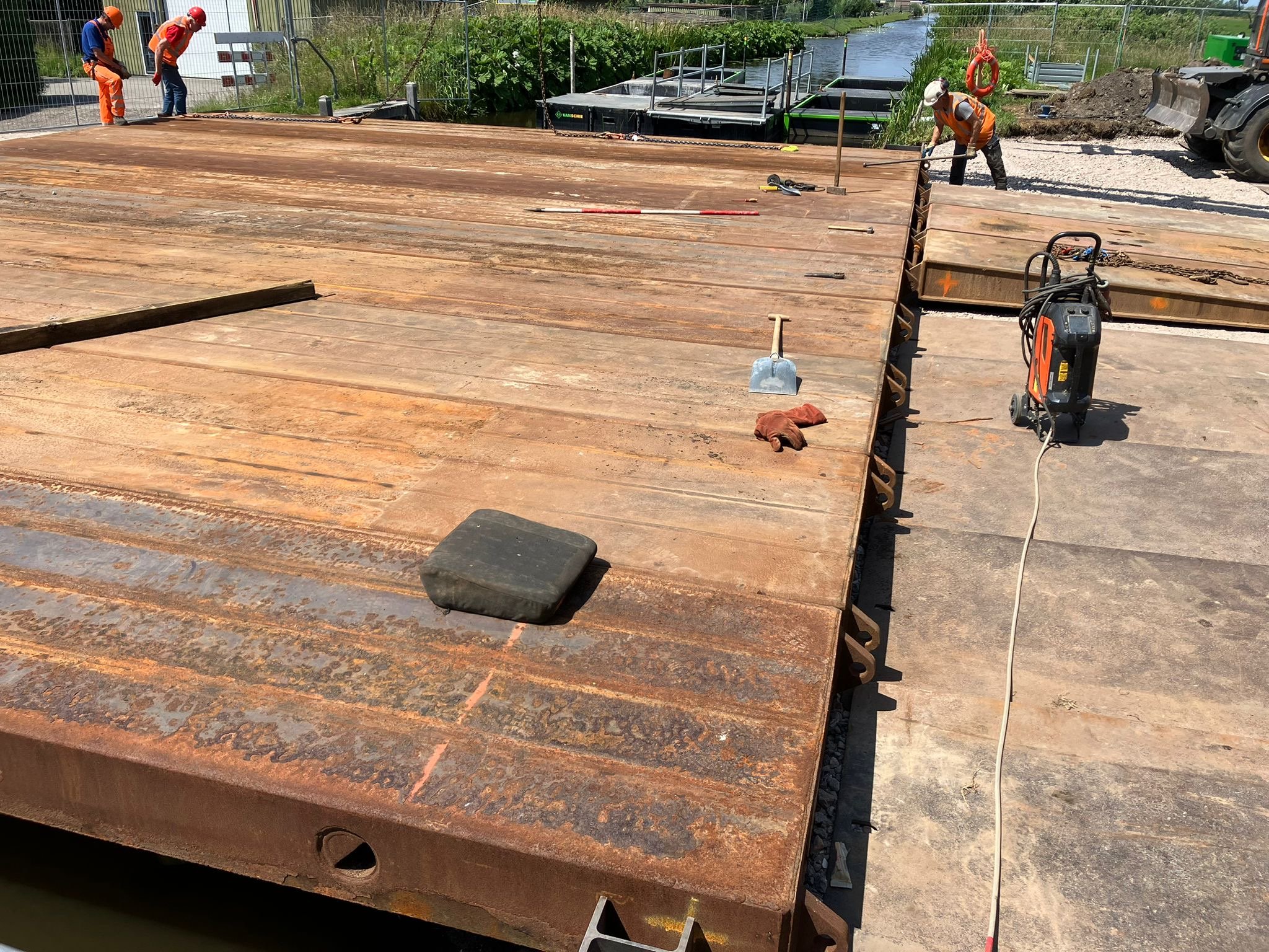 Tijdelijke hulpbrug van dichtbij, het laatste deel wordt hier ingemeten en goed gelegd.