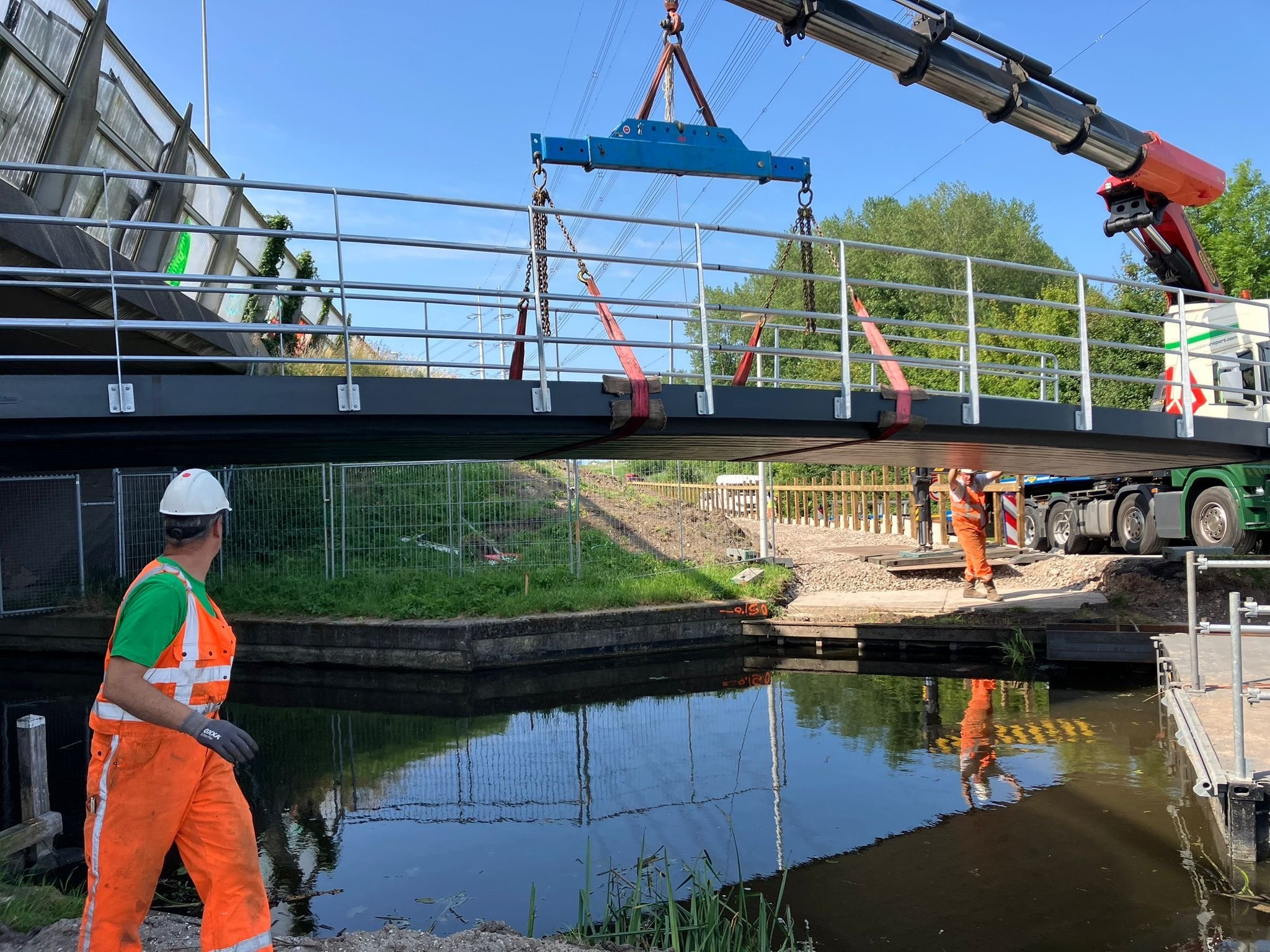 Inhijsen van de fietsbrug.