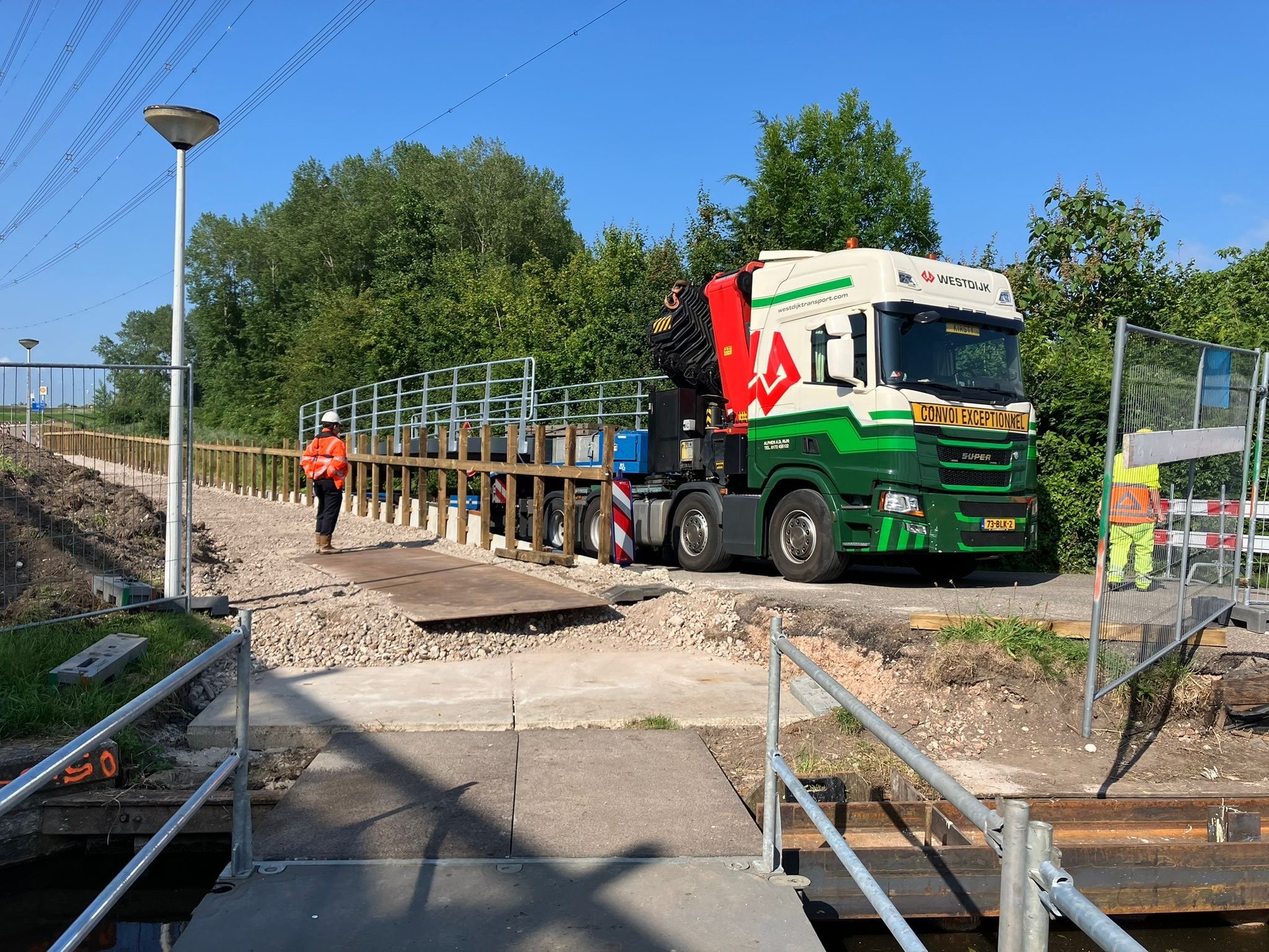 Aanvoer van de fietsbrug