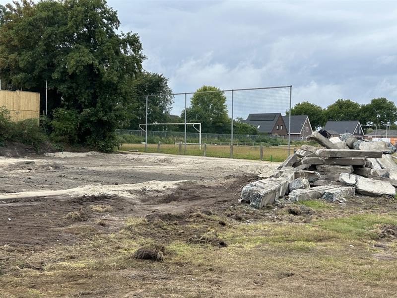De funderingspalen zijn uit de grond gehaald.
