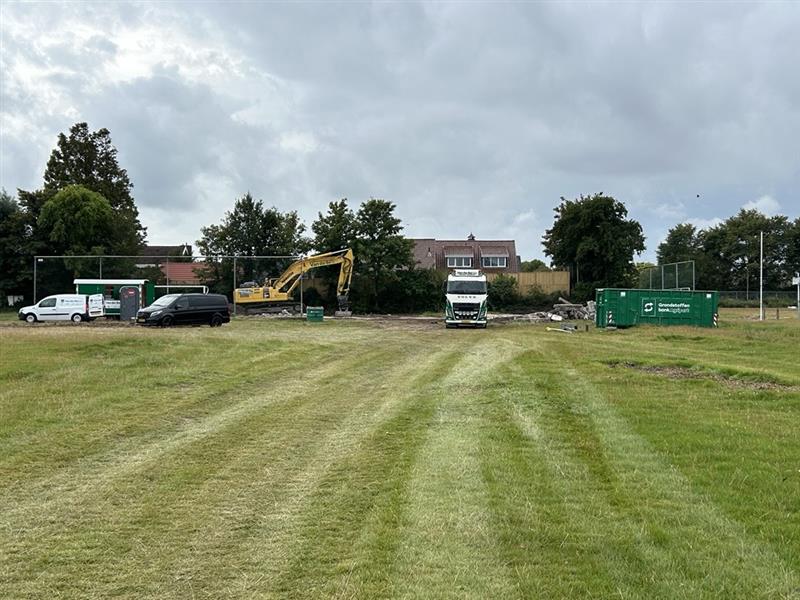 Het kleedkamergebouw is gesloopt en (bijna) opgeruimd.